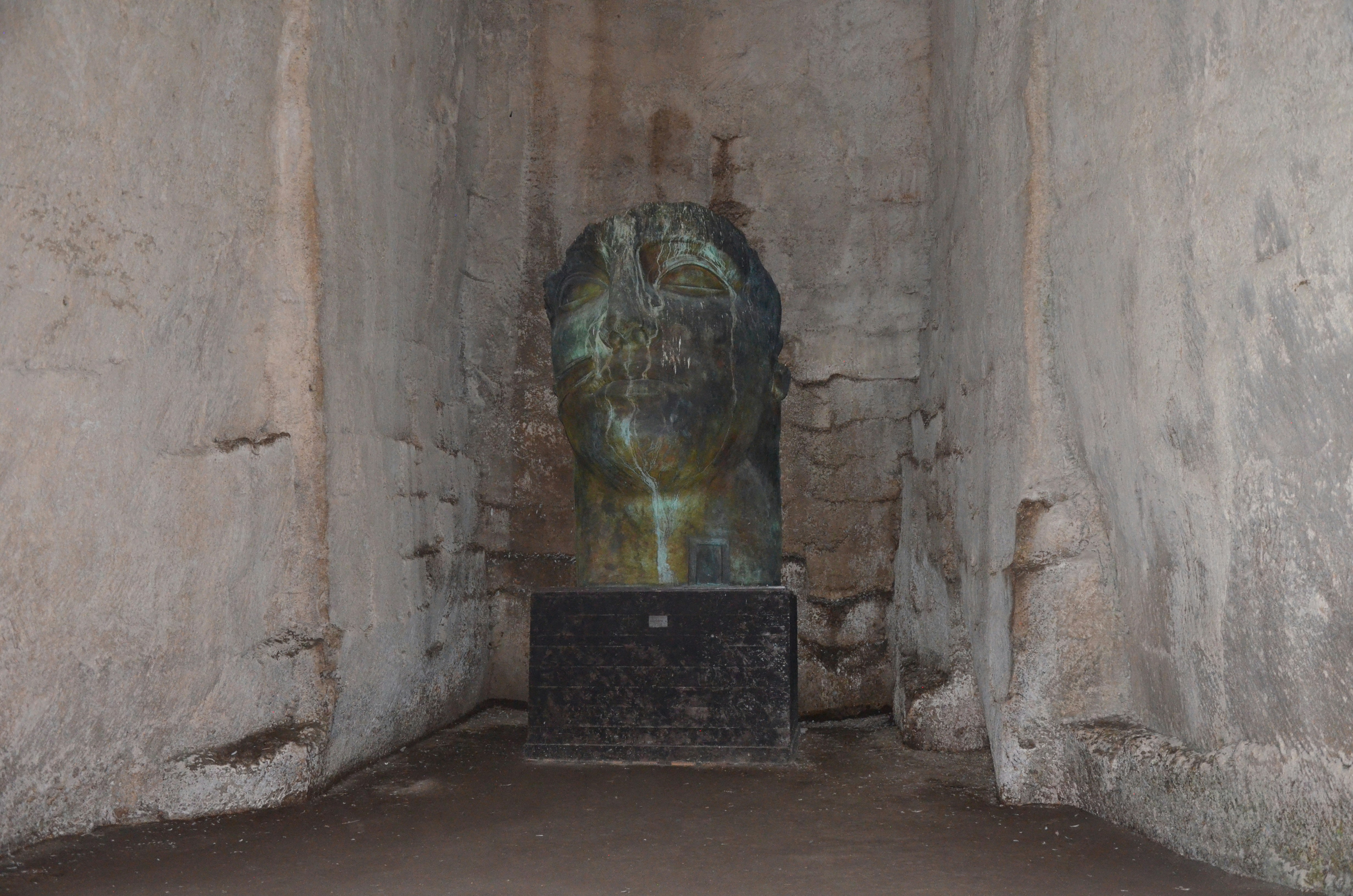 Busto antiguo expuesto en un nicho de piedra