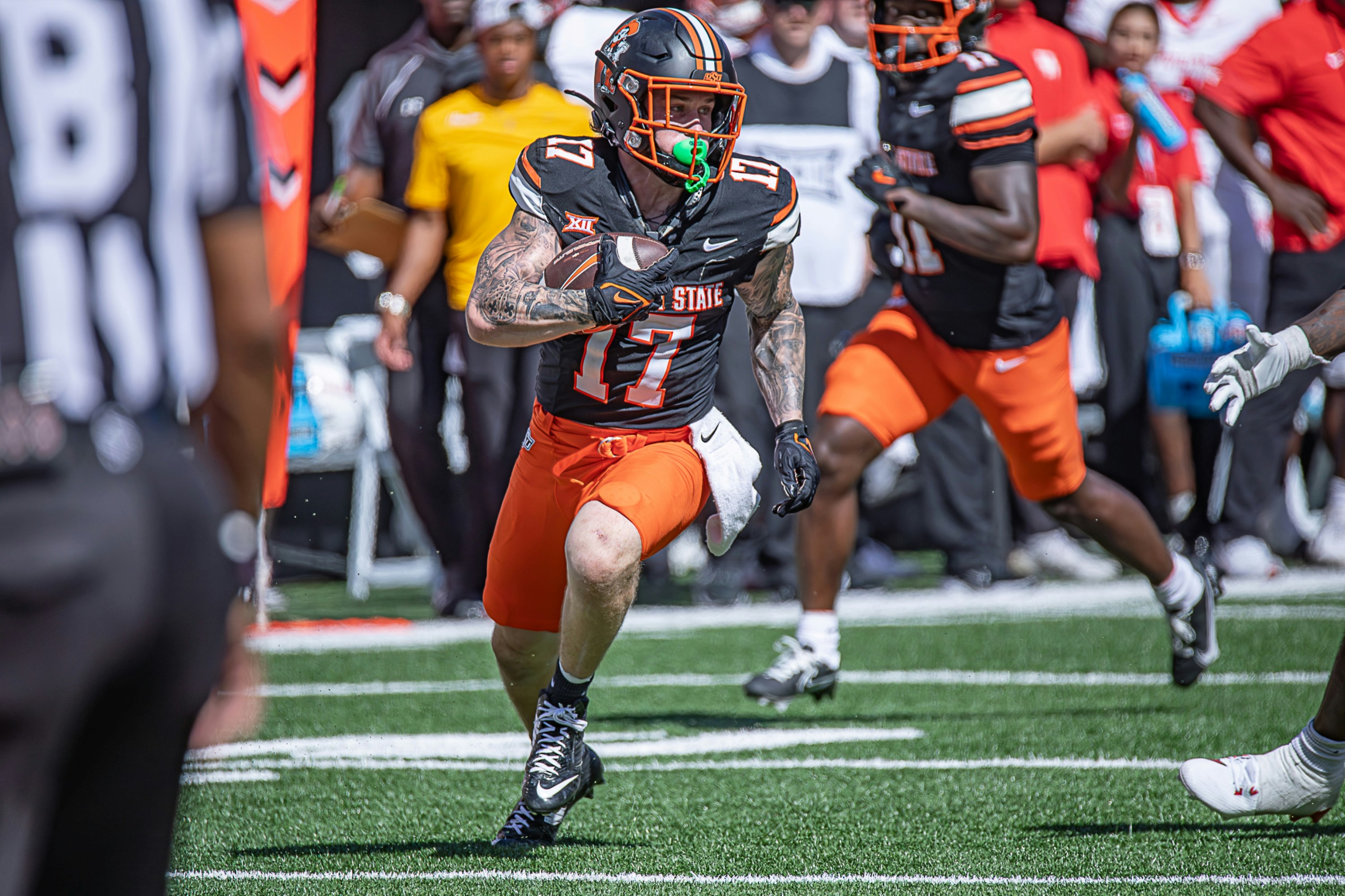 Fila de tragamonedas con luces neón en un casino