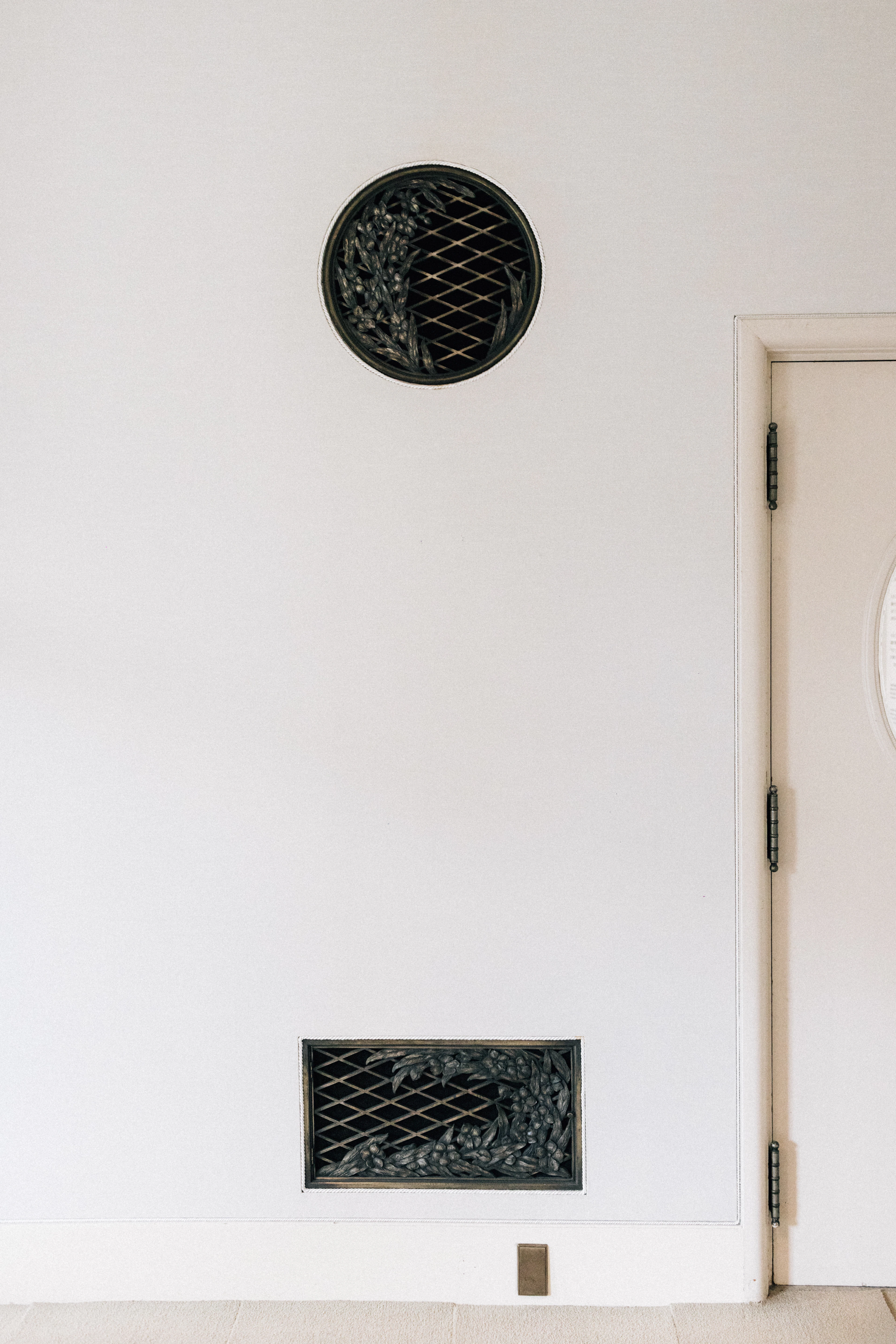 Air conditioning vent in a ceiling