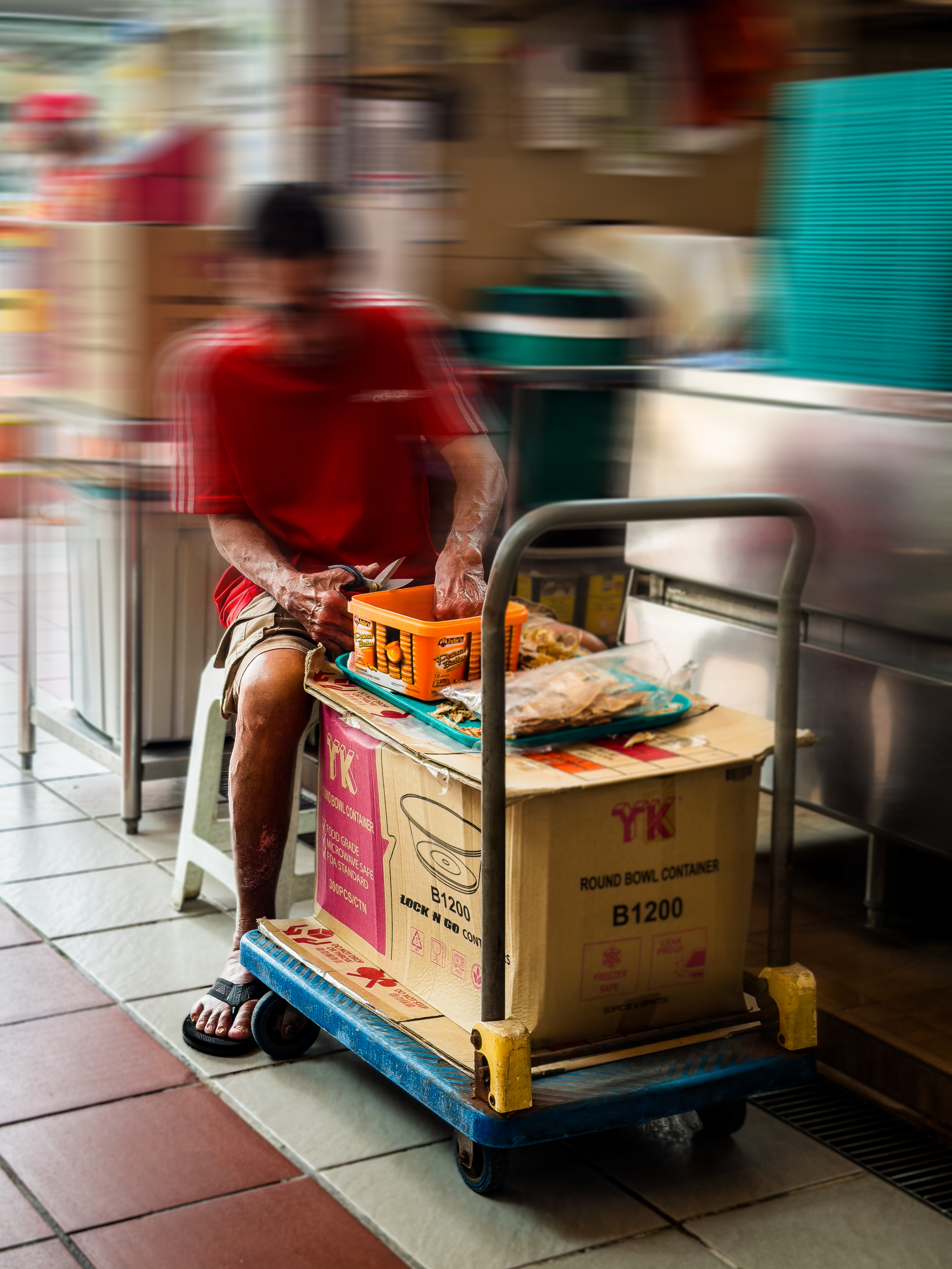 Homme en chemise rouge avec un flou de mouvement du chariot sur le chariot