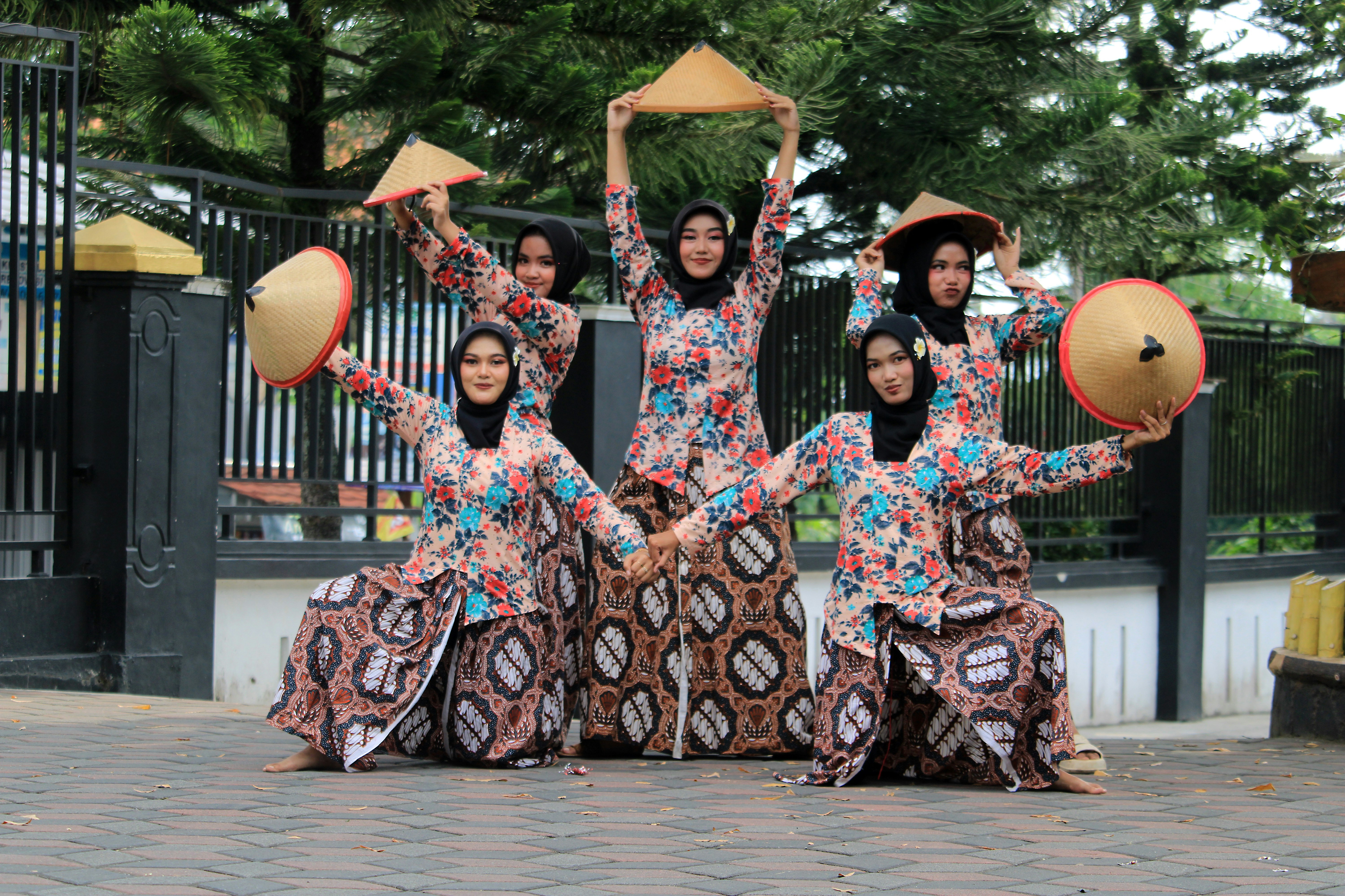 Foto ini menampilkan adegan pertunjukan atau sesi foto yang kental dengan nuansa budaya dan tradisi Indonesia, kemungkinan besar sebuah tari kreasi atau busana daerah.