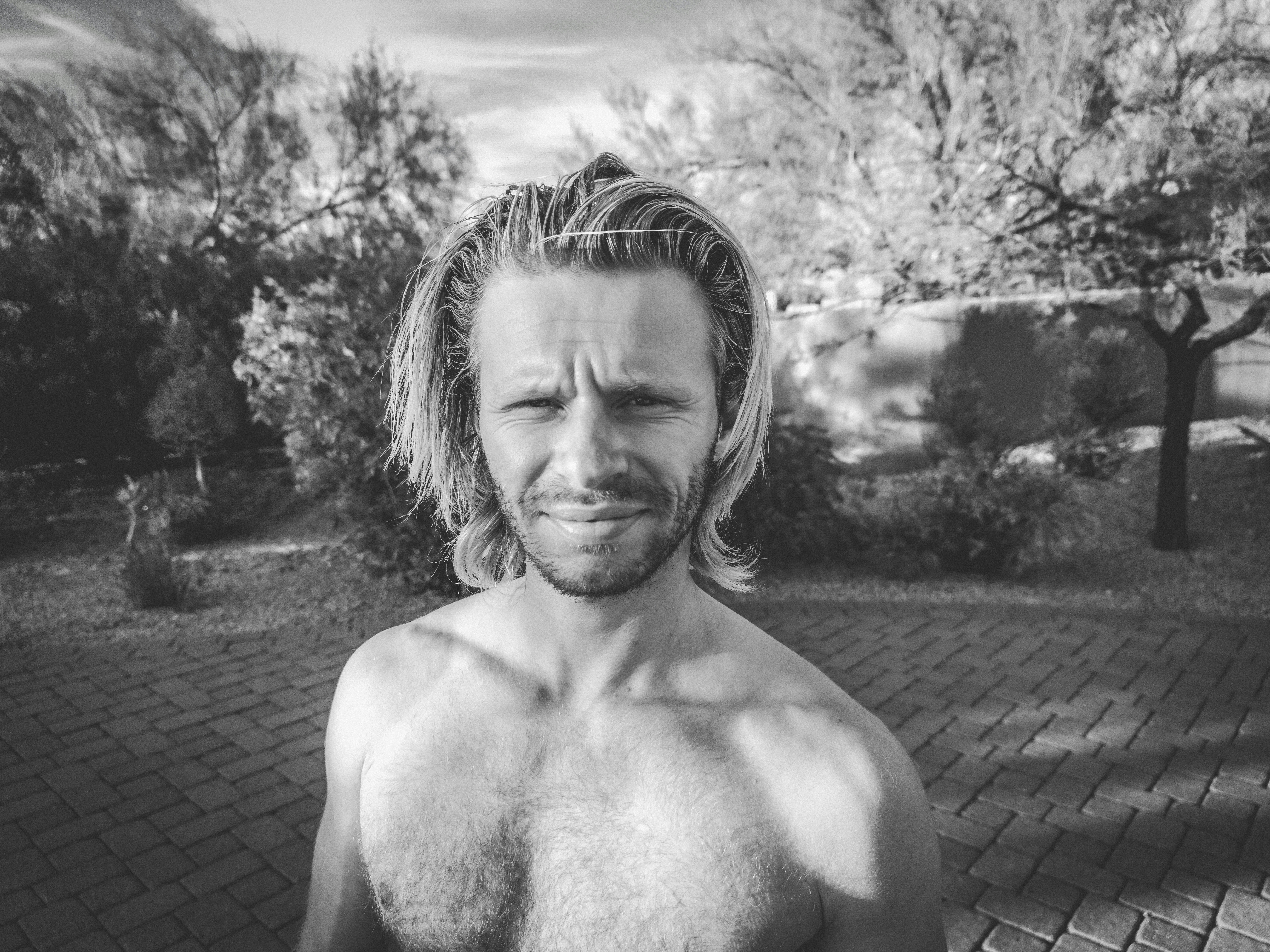 Homem de cabelo loiro longo ao ar livre