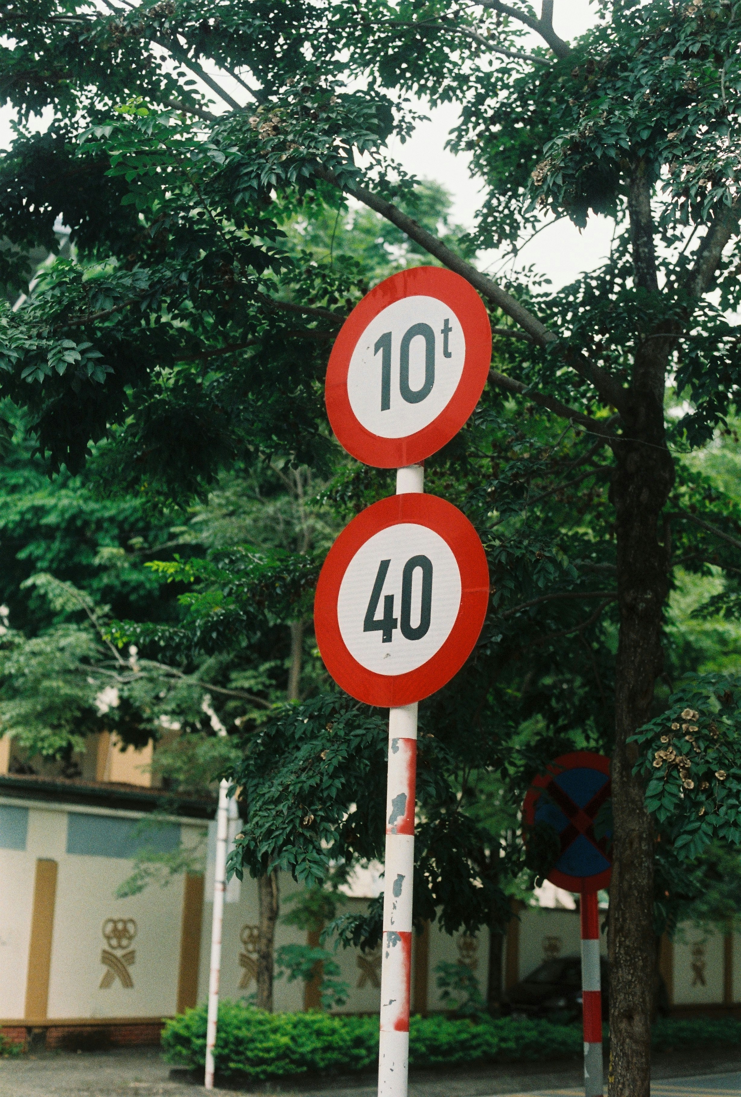 Verkehrsschilder zeigen Gewichts- und Geschwindigkeitsbegrenzungen.