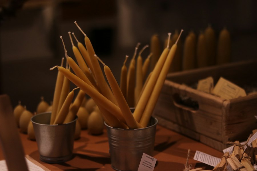 Des bougies longues de cire jaune dans des pots en métal