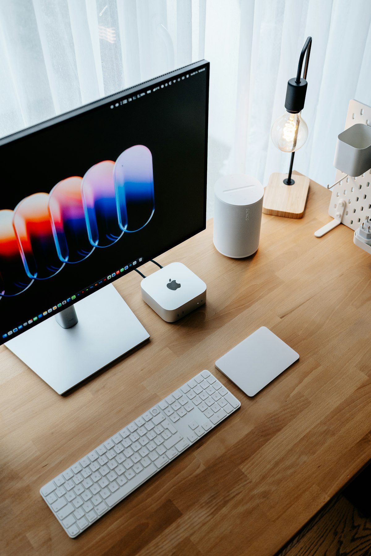 Escritorio con monitor, teclado y ratón conectados, ejemplo típico de periféricos de un puesto de trabajo