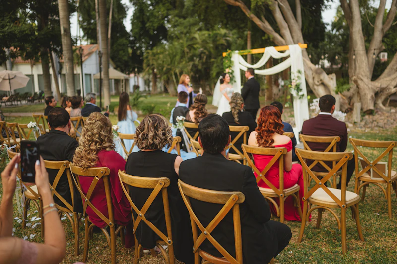 Ceremonia de boda al aire libre con invitados sentados
