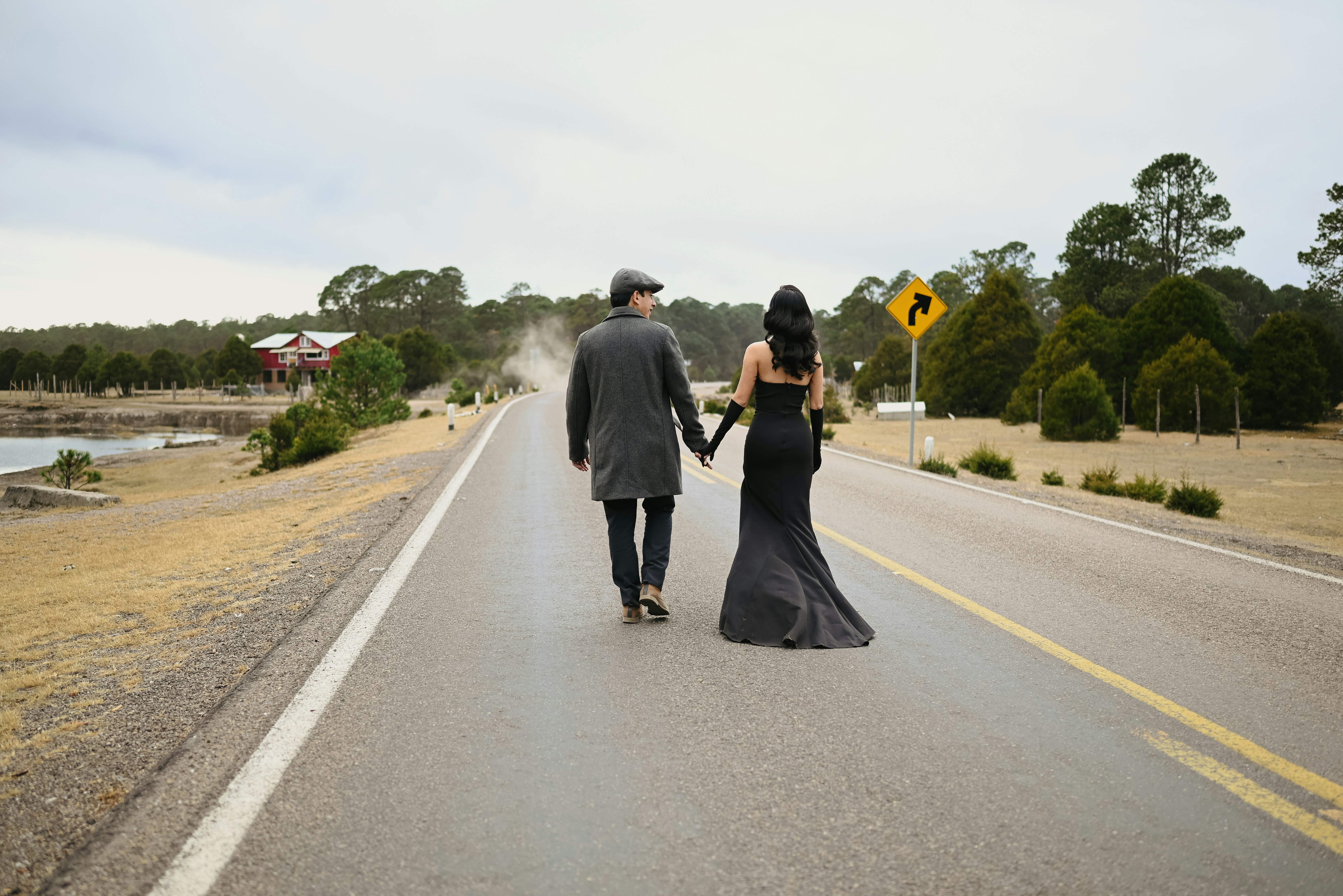 Oriol y Dalia caminando de la mano