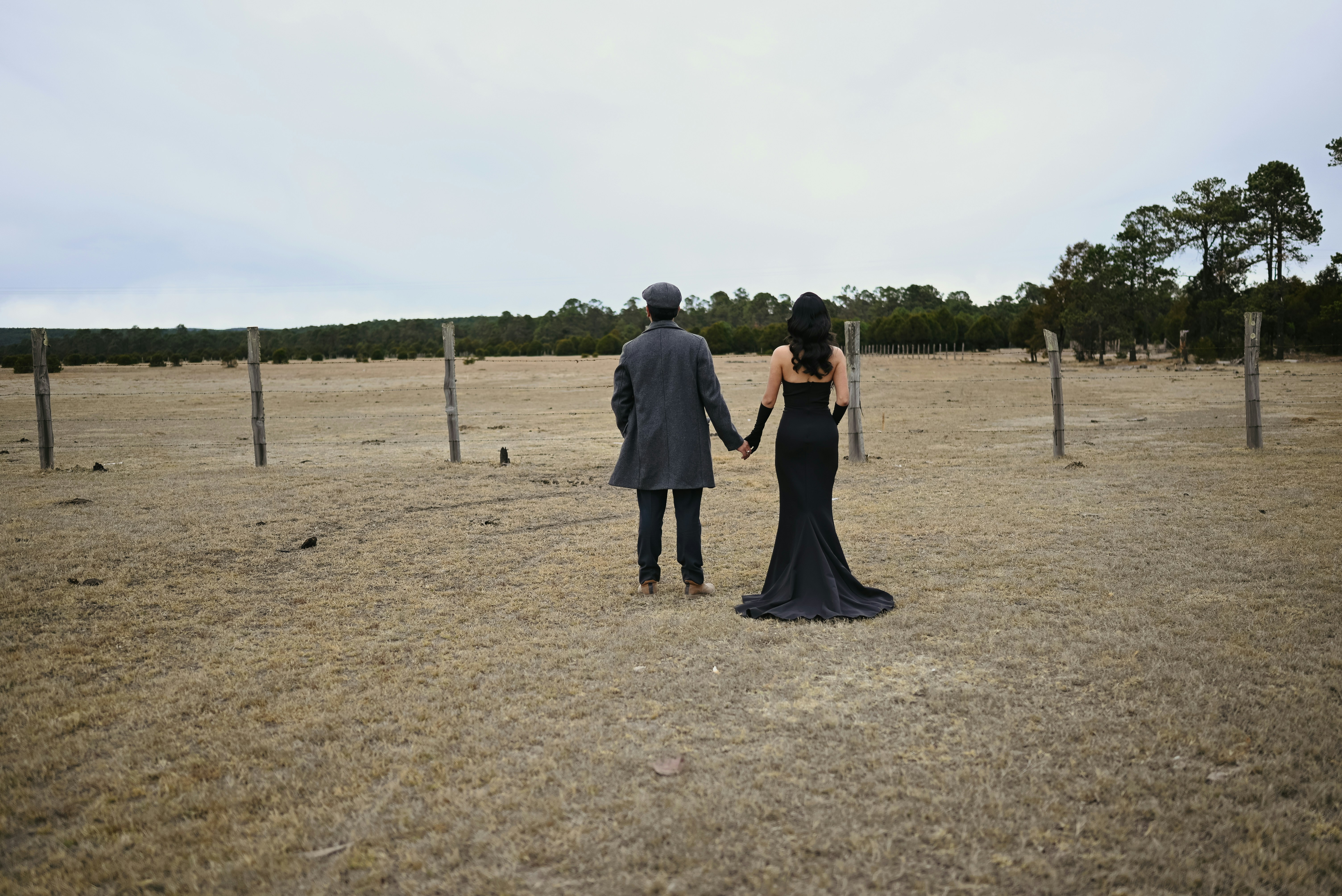 Oriol y Dalia tomados de la mano en paisaje natural
