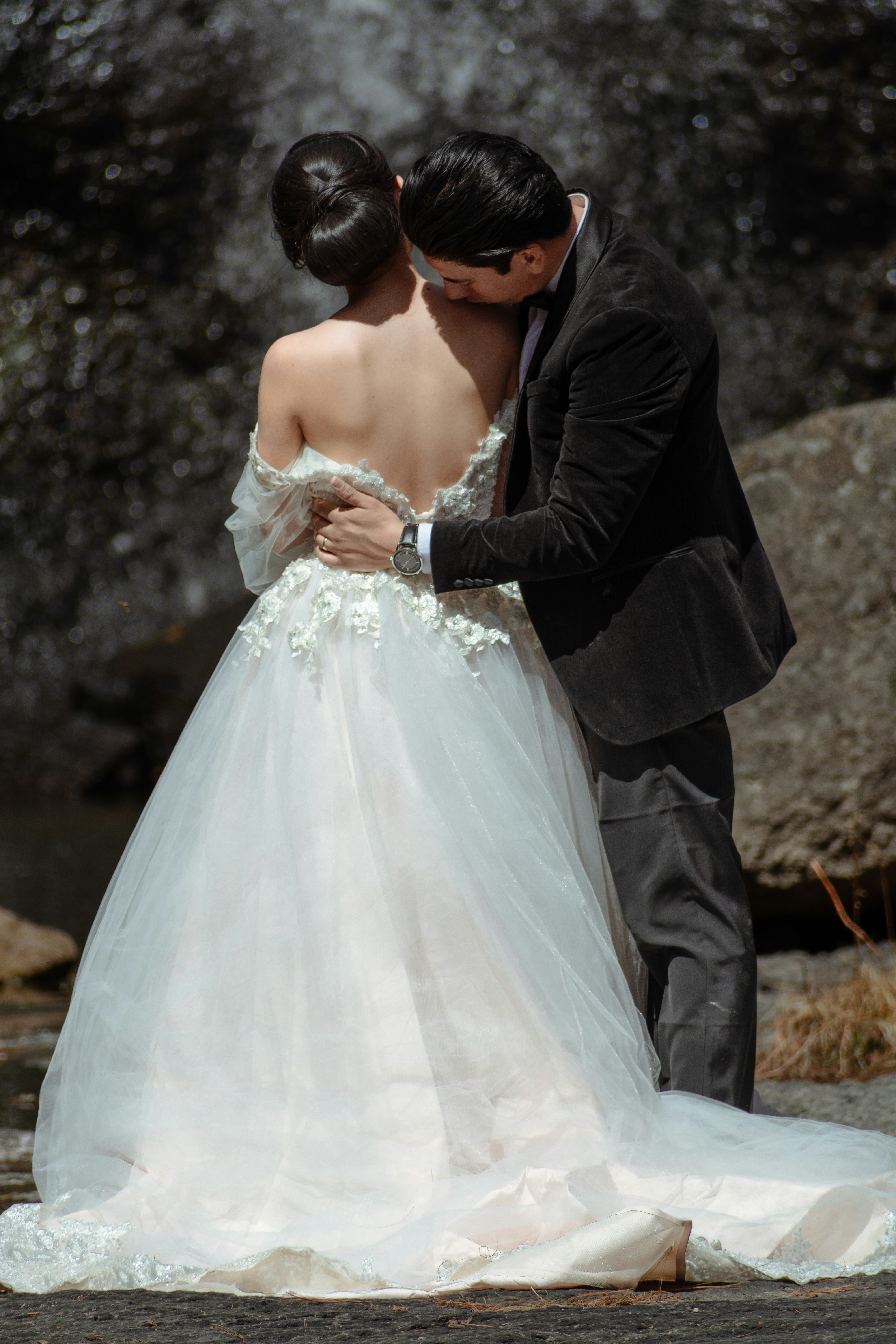 elegant wedding dress wallpaper, ilustrasi artikel 2024 Wedding Dress Trends: What's Hot for Brides 5