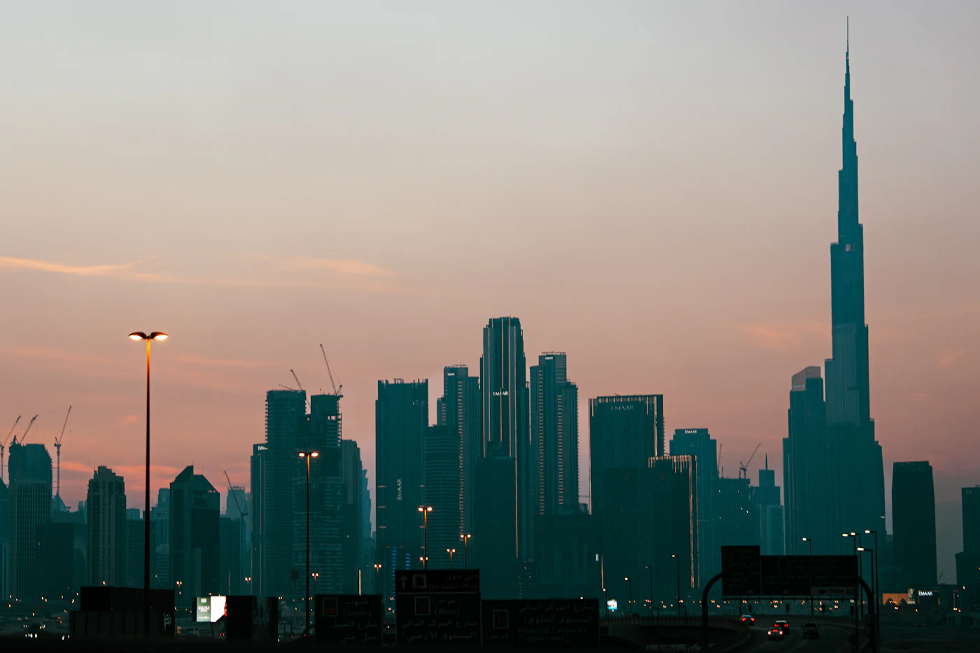 Die Skyline von Dubai mit dem Burj Khalifa im Abendlicht