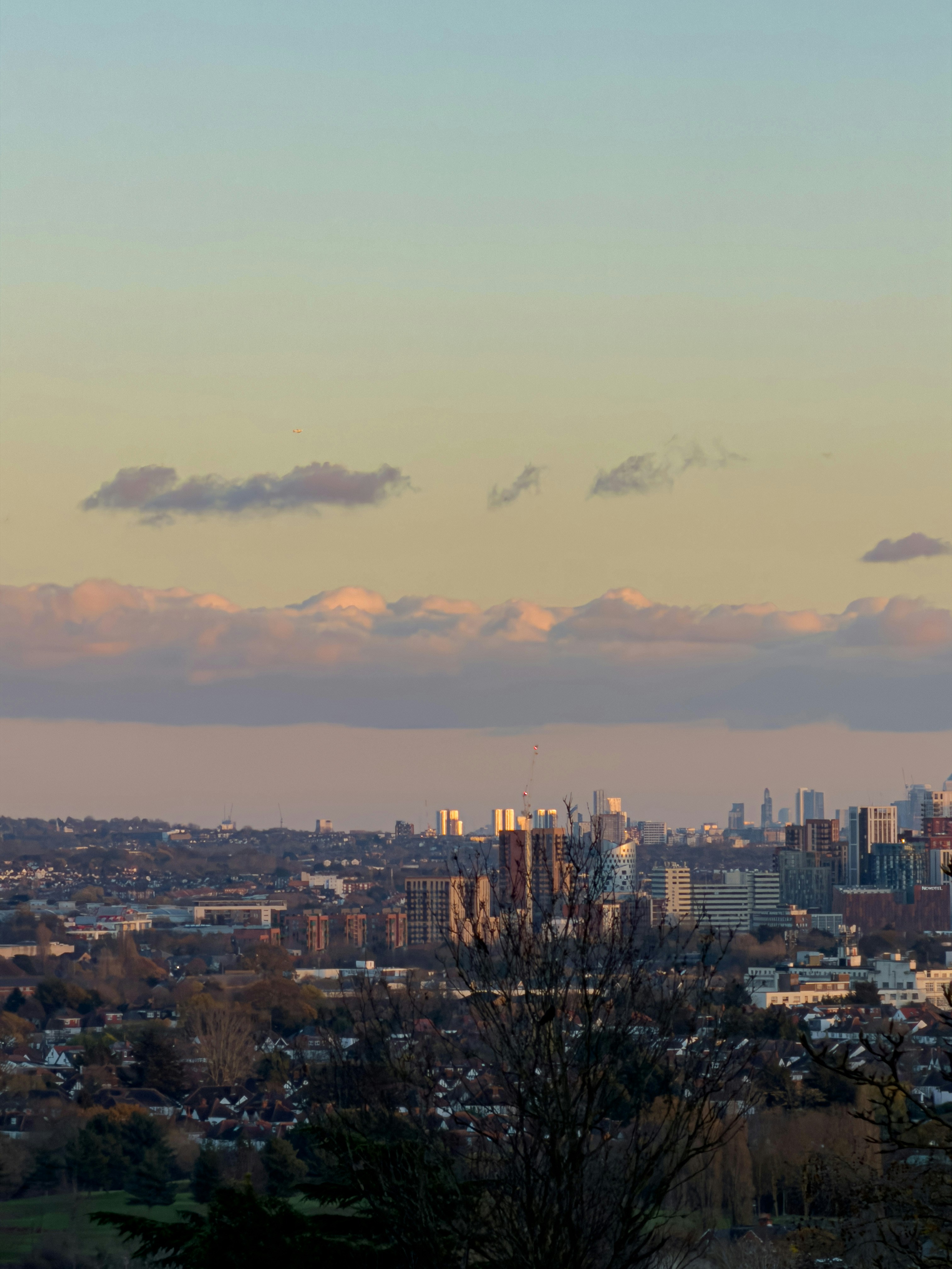La silhouette de la ville au coucher du soleil avec de doux nuages