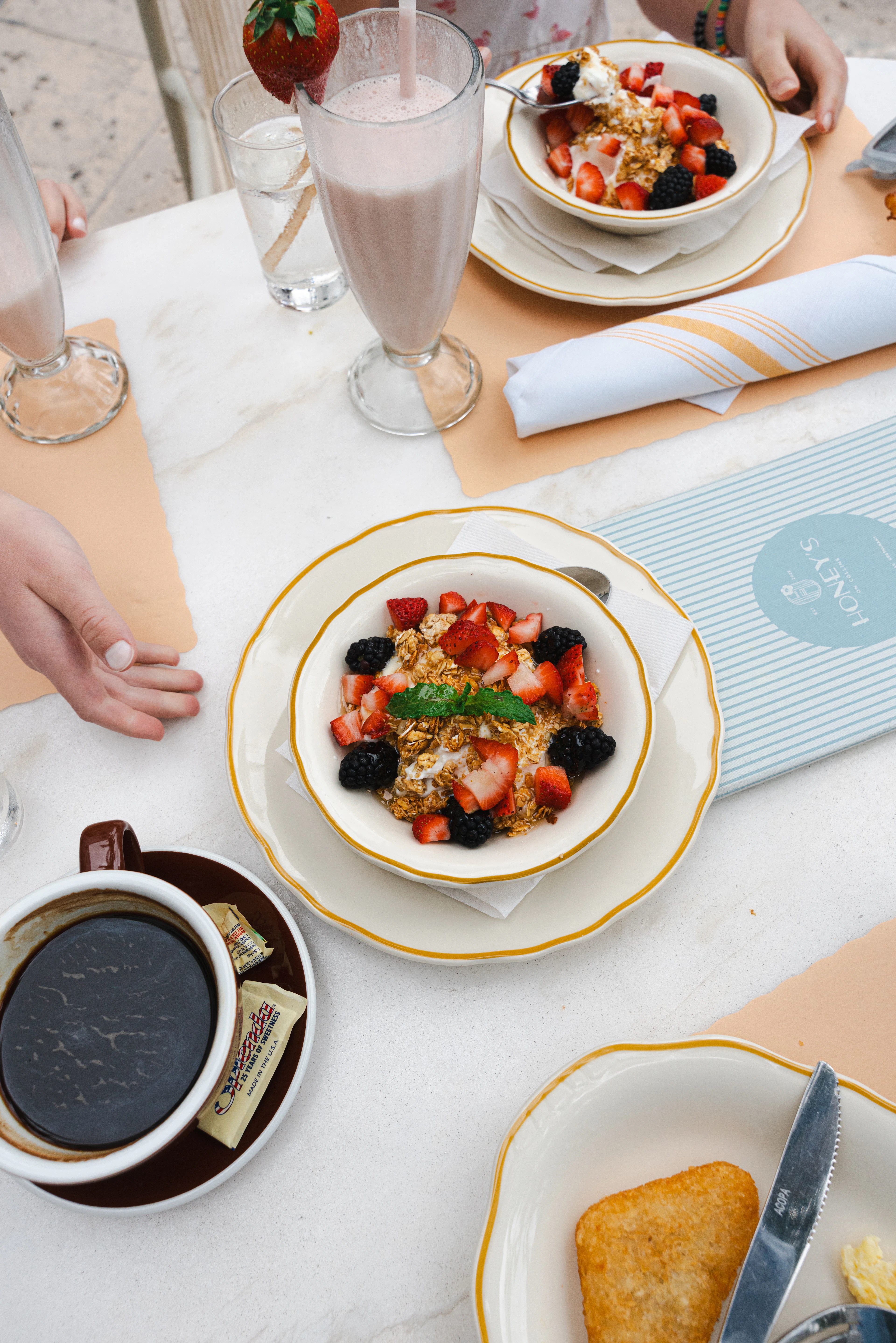 Granola, meyve ve kahveyle kahvaltı