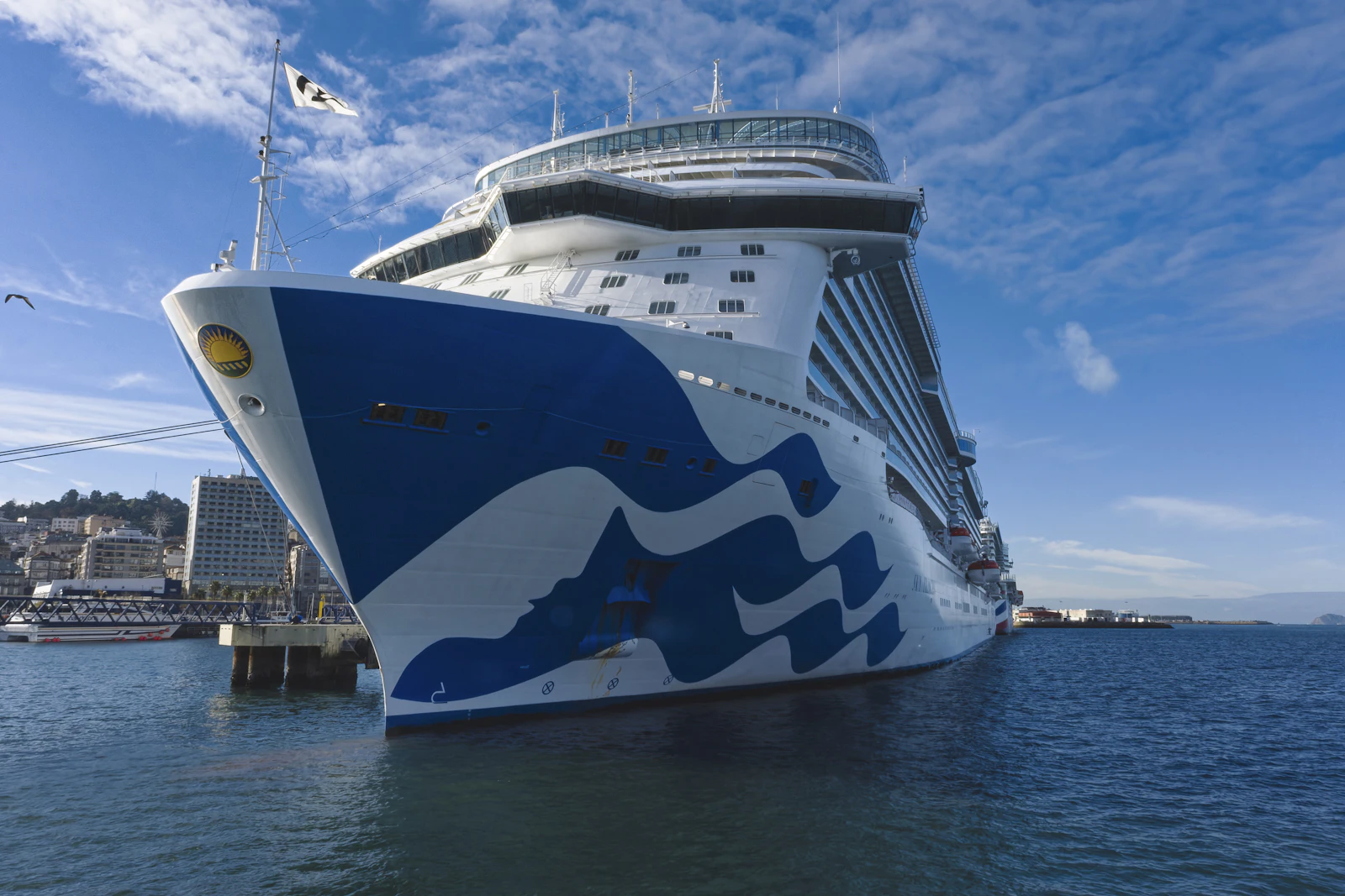 Grand navire de croisière à quai dans un port par temps ensoleillé