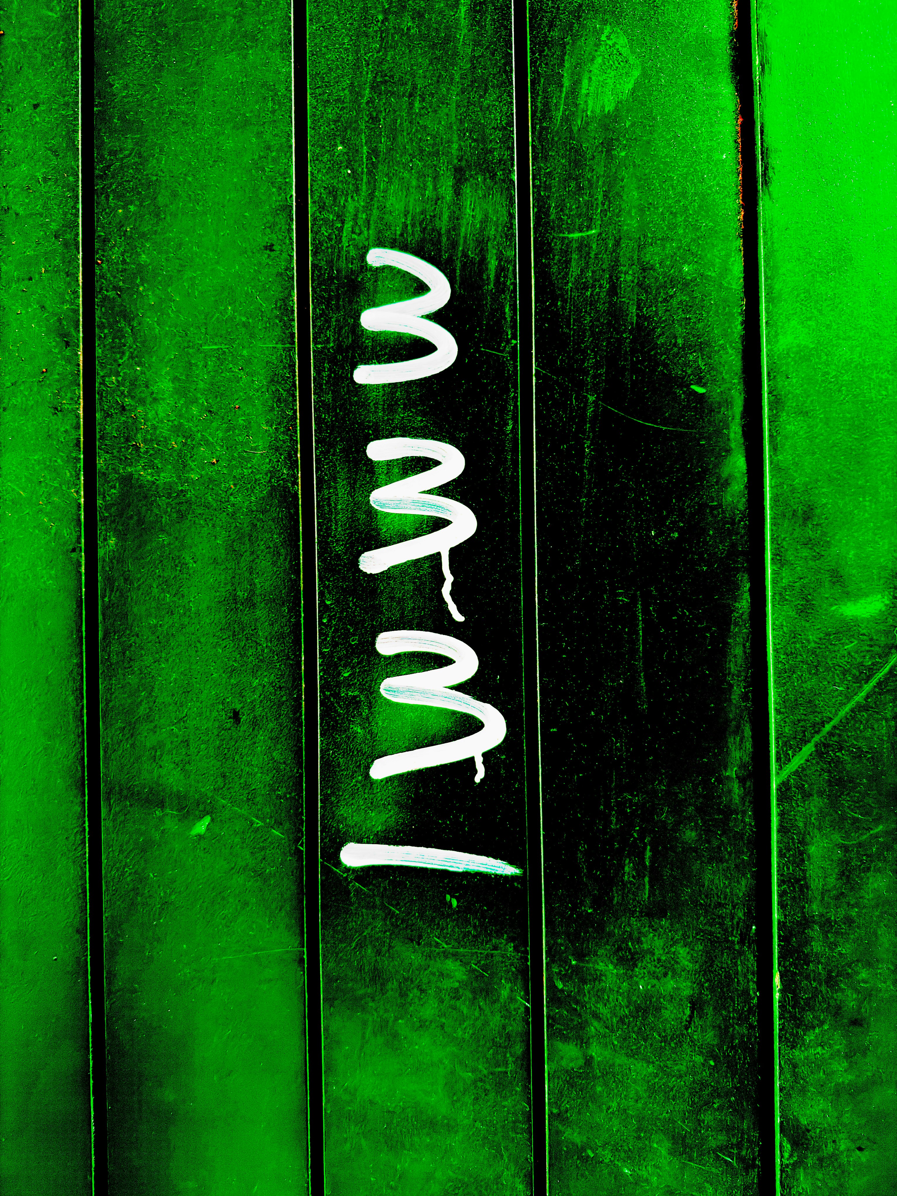 Letras blancas mmm sobre fondo metálico verde