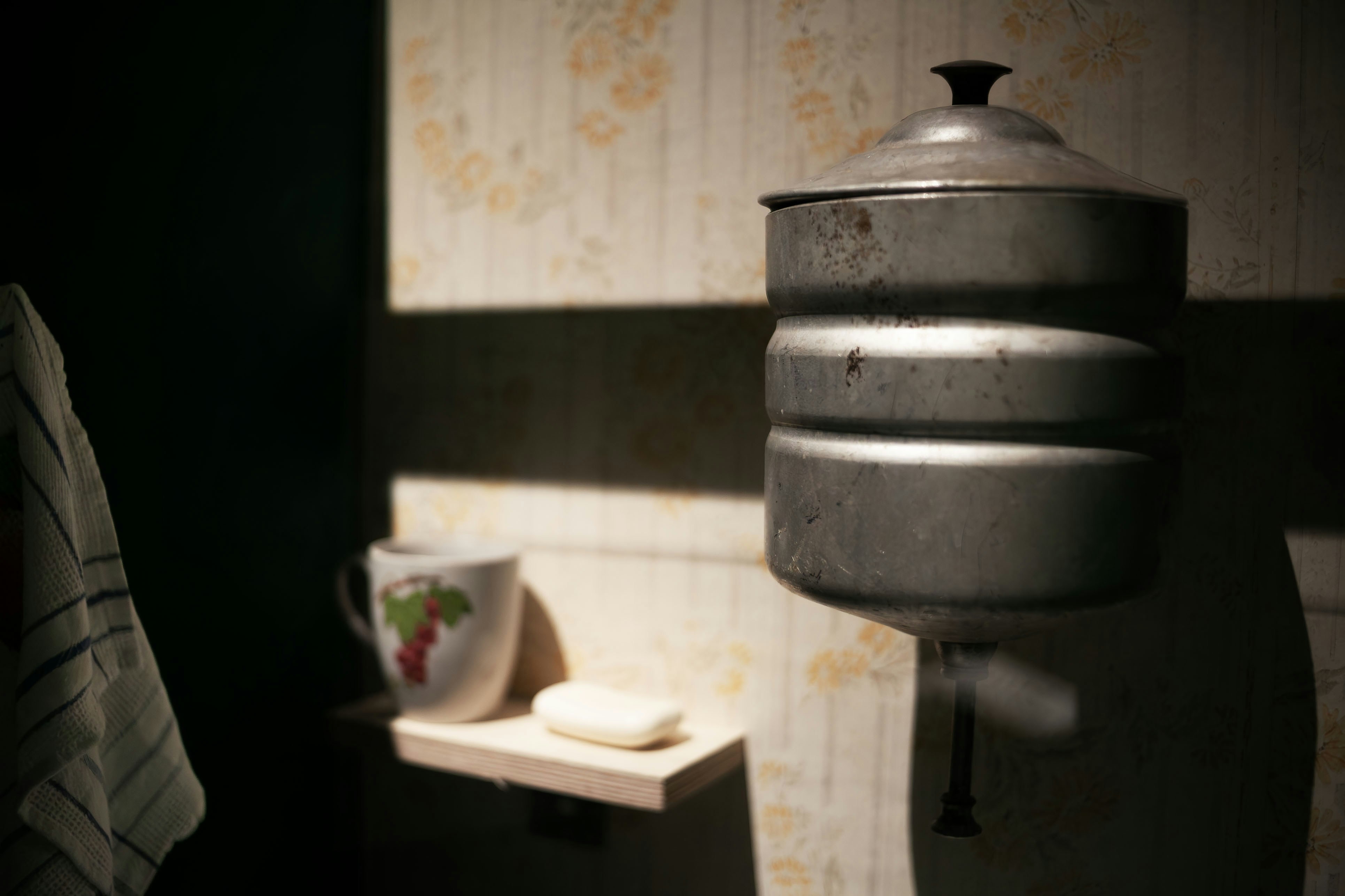 Dispensador de agua metálico vintage con taza y jabón