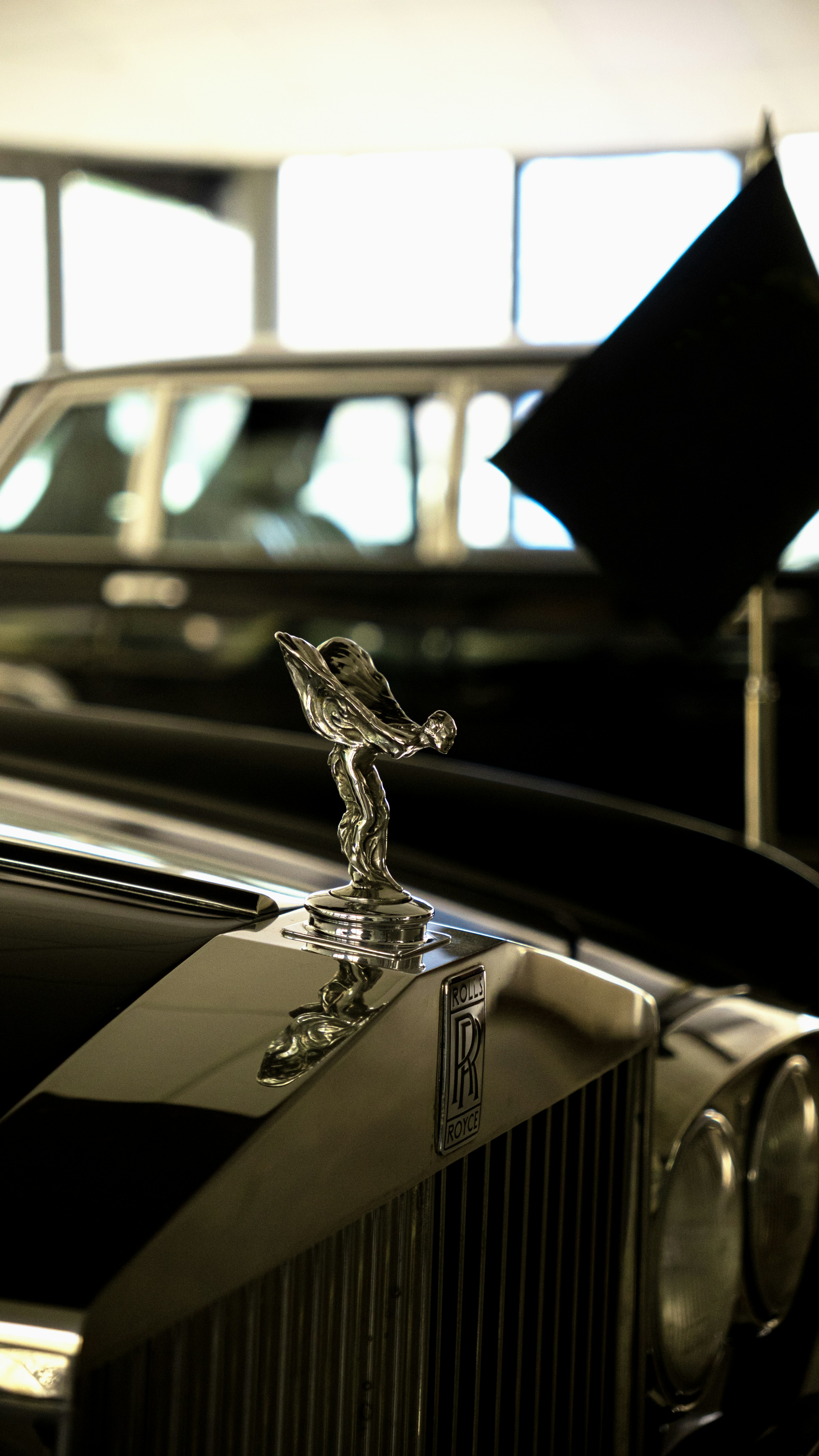 Emblema del espíritu del éxtasis de Rolls-Royce en un coche de lujo