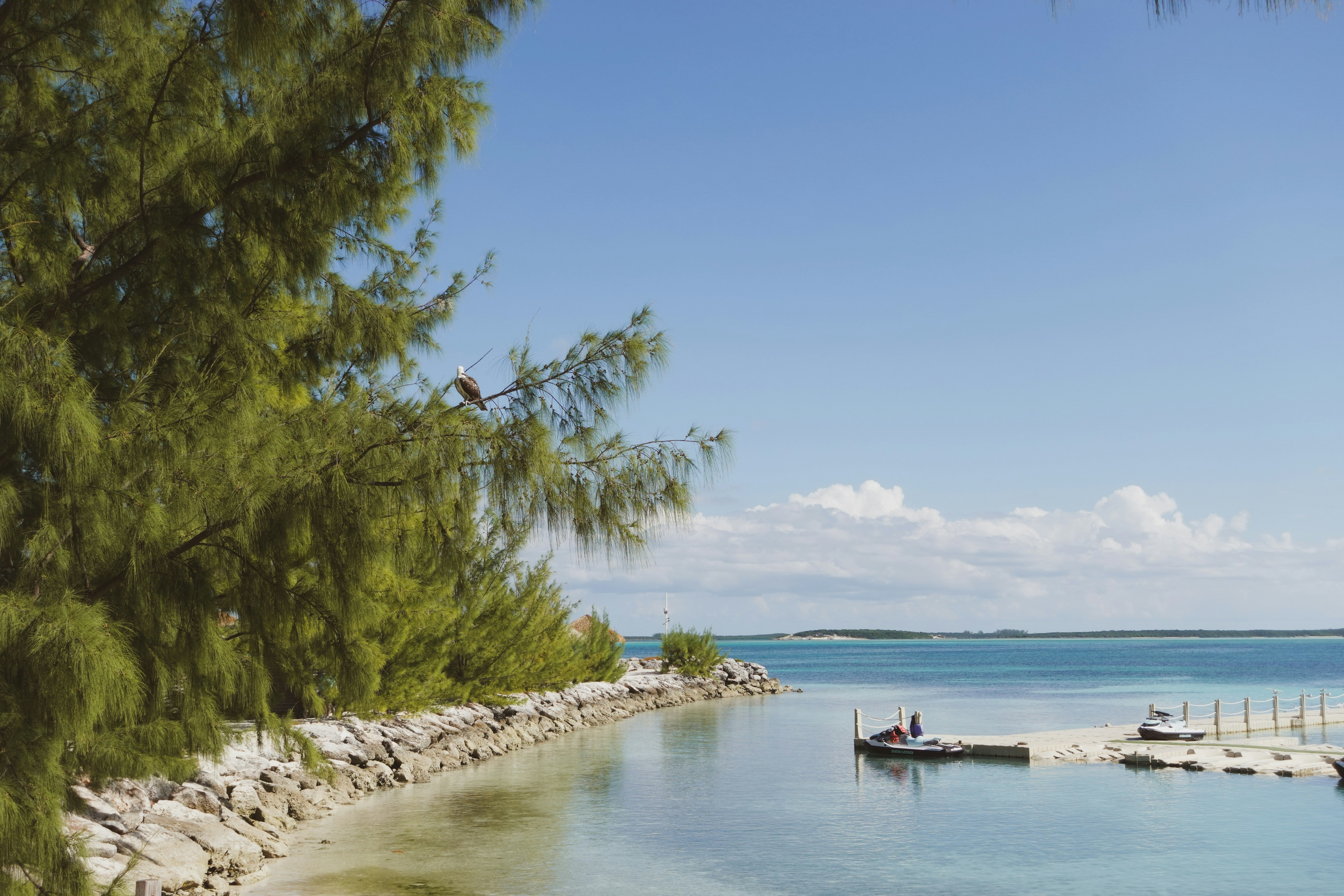 Une côte tropicale paradisiaque avec des eaux turquoises calmes et des îles lointaines