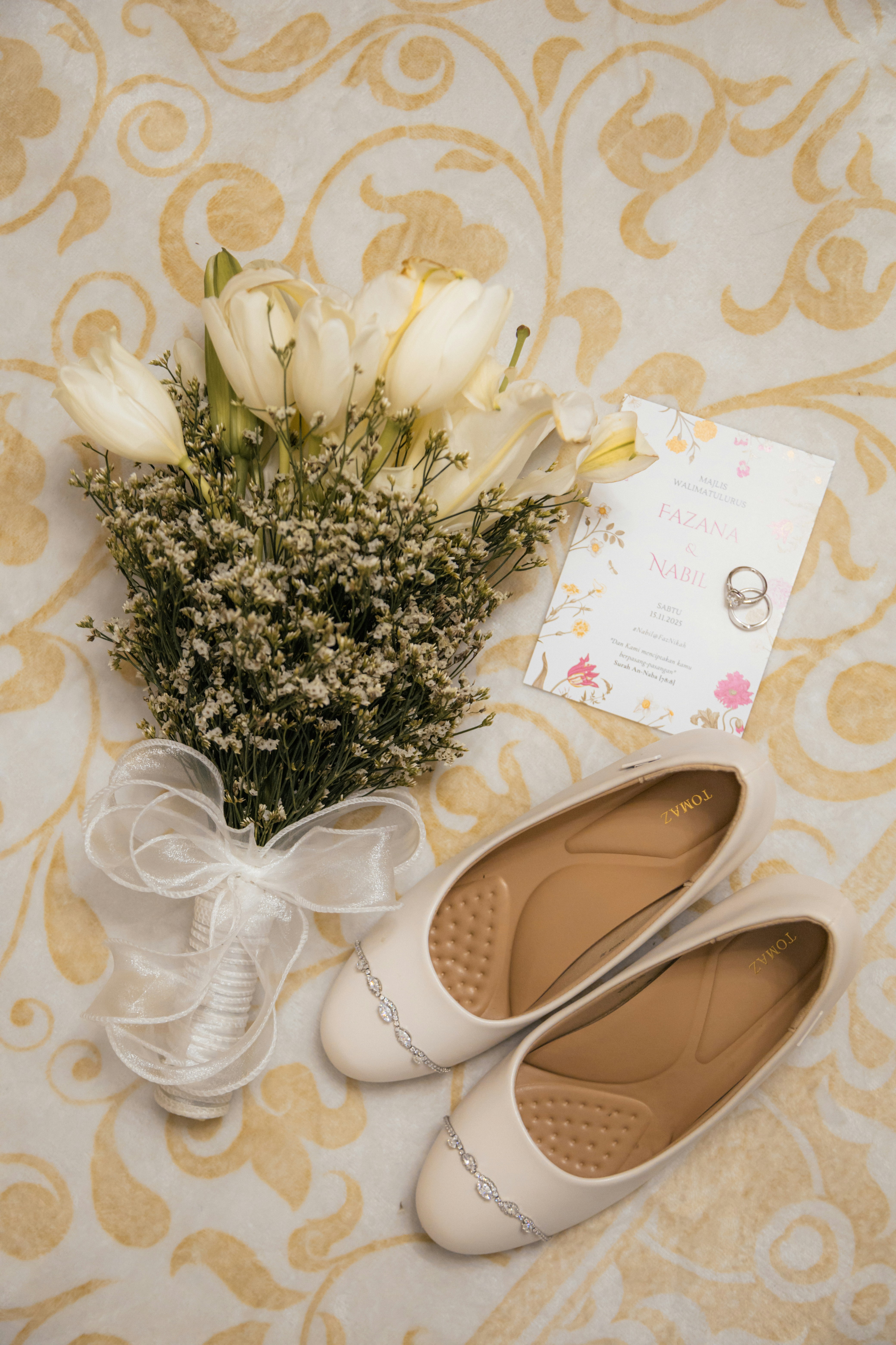 elegant wedding invitations background, ilustrasi artikel Crafting Your Dream Wedding Guest List: A Step-by-Step Guide 1