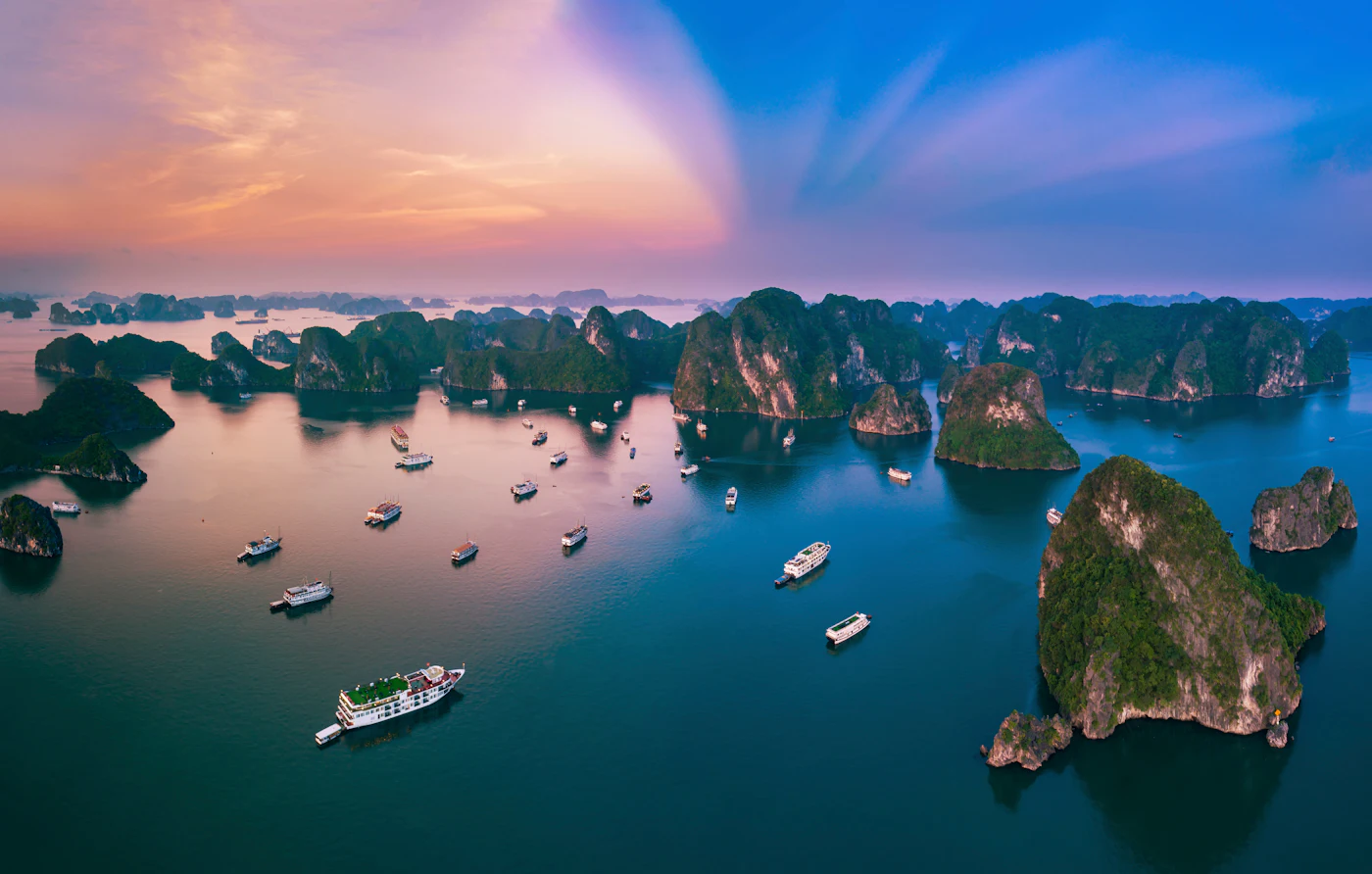 Kalksteinfelsen und Fischerboote in der Ha-Long-Bucht