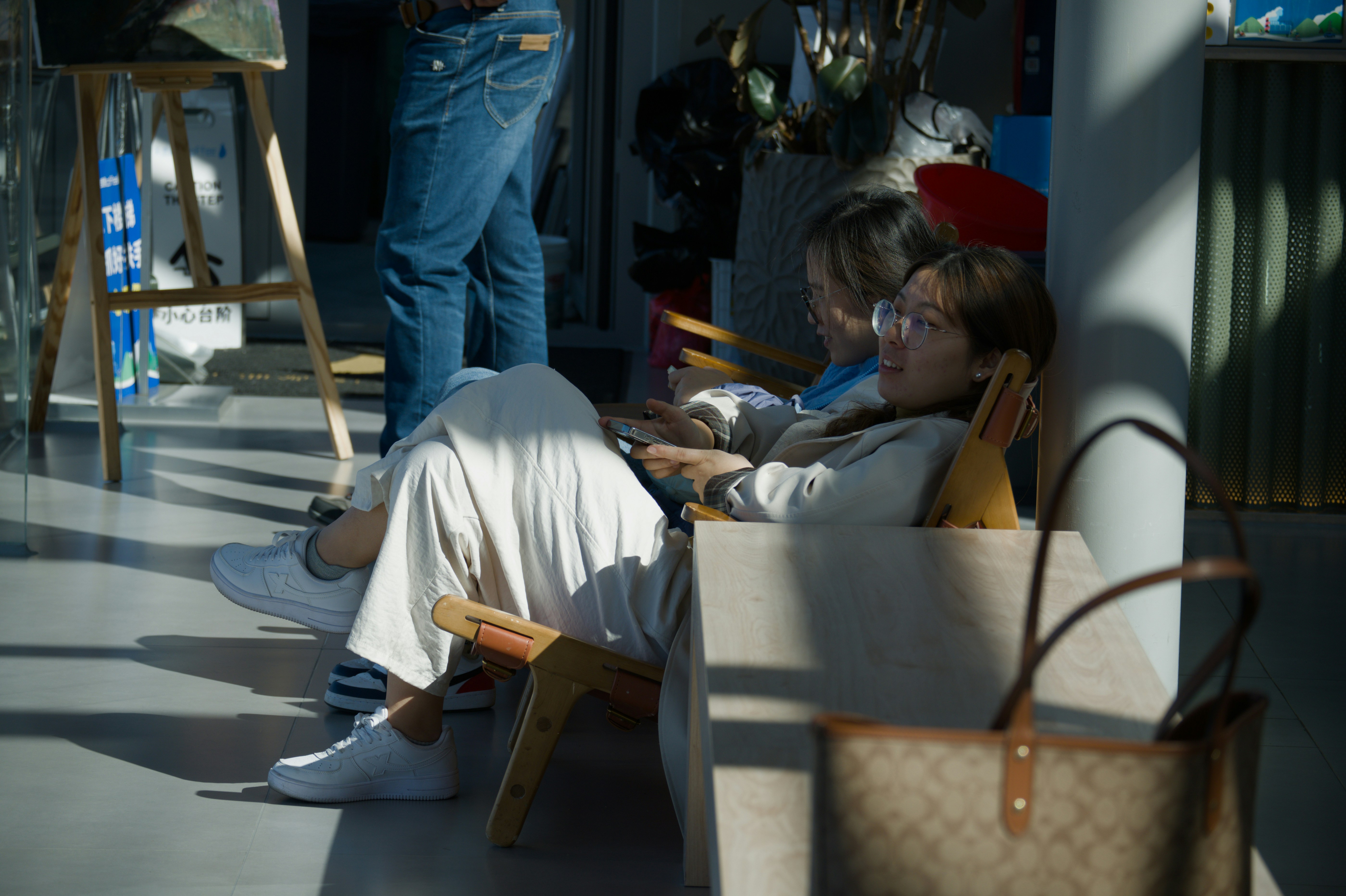 Gente sentada en una habitación iluminada por el sol.