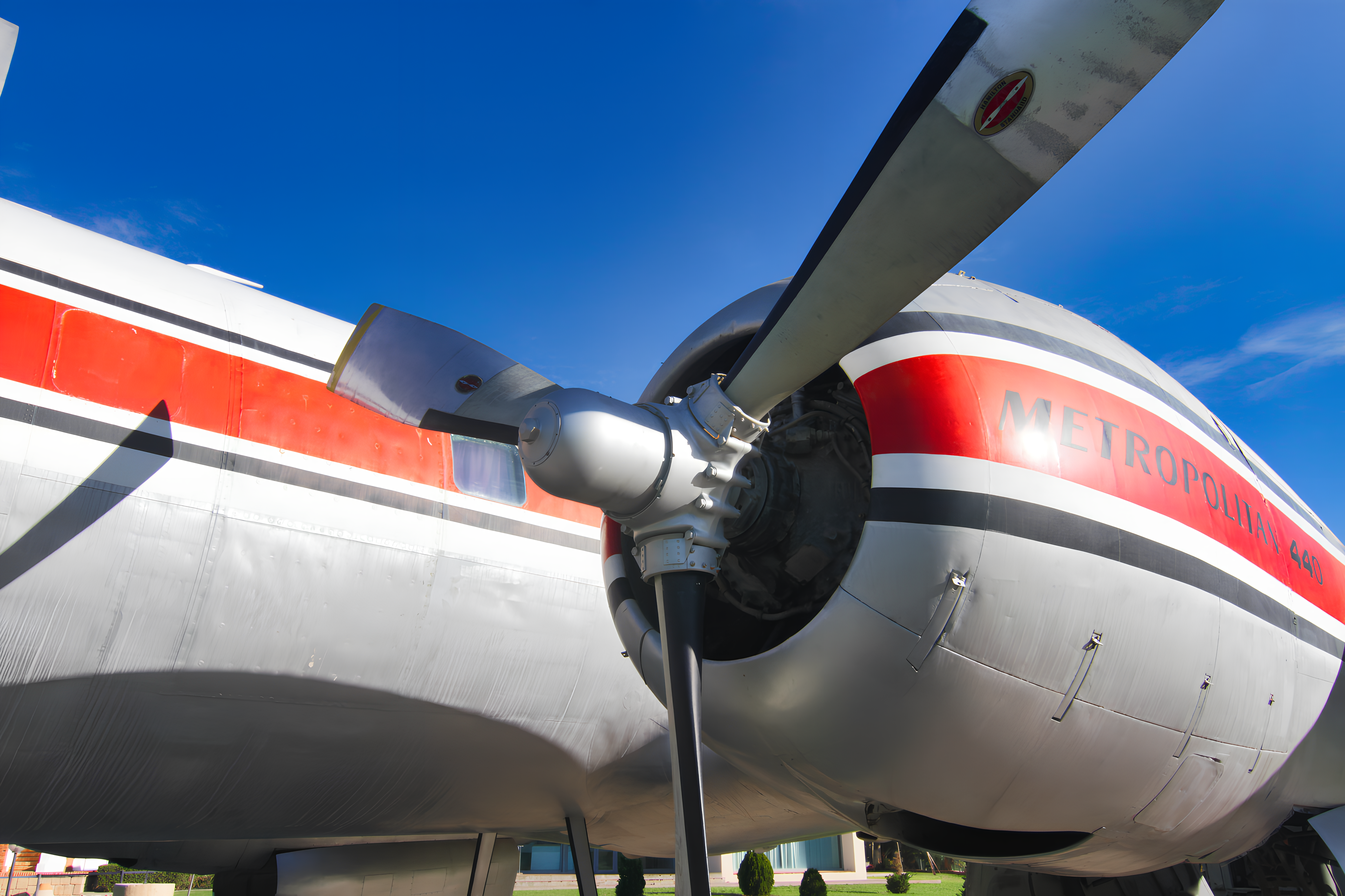 Nahaufnahme eines Flugzeugtriebwerks mit blauem Himmel.