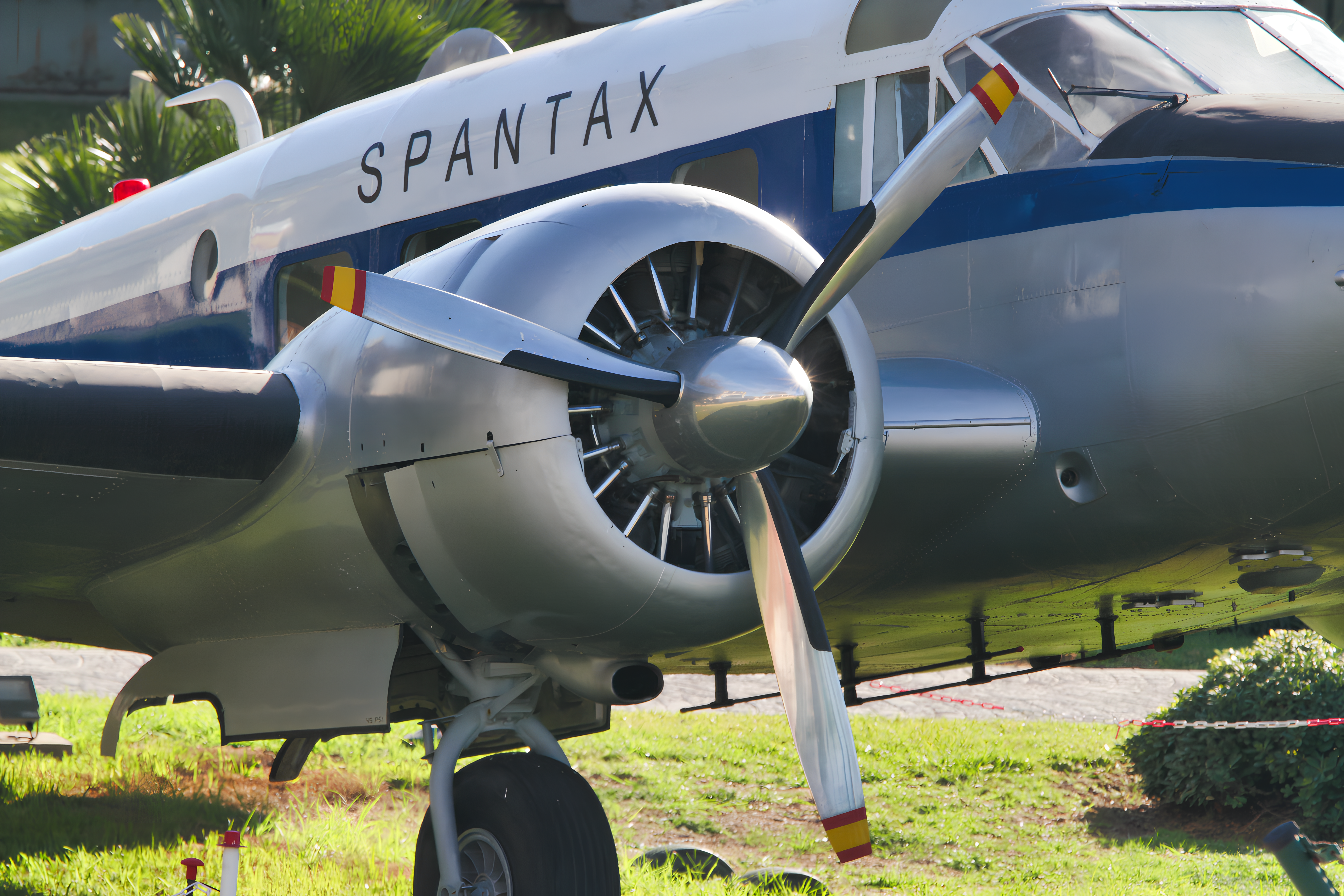 Nahaufnahme eines alten Spantax-Flugzeugtriebwerks.