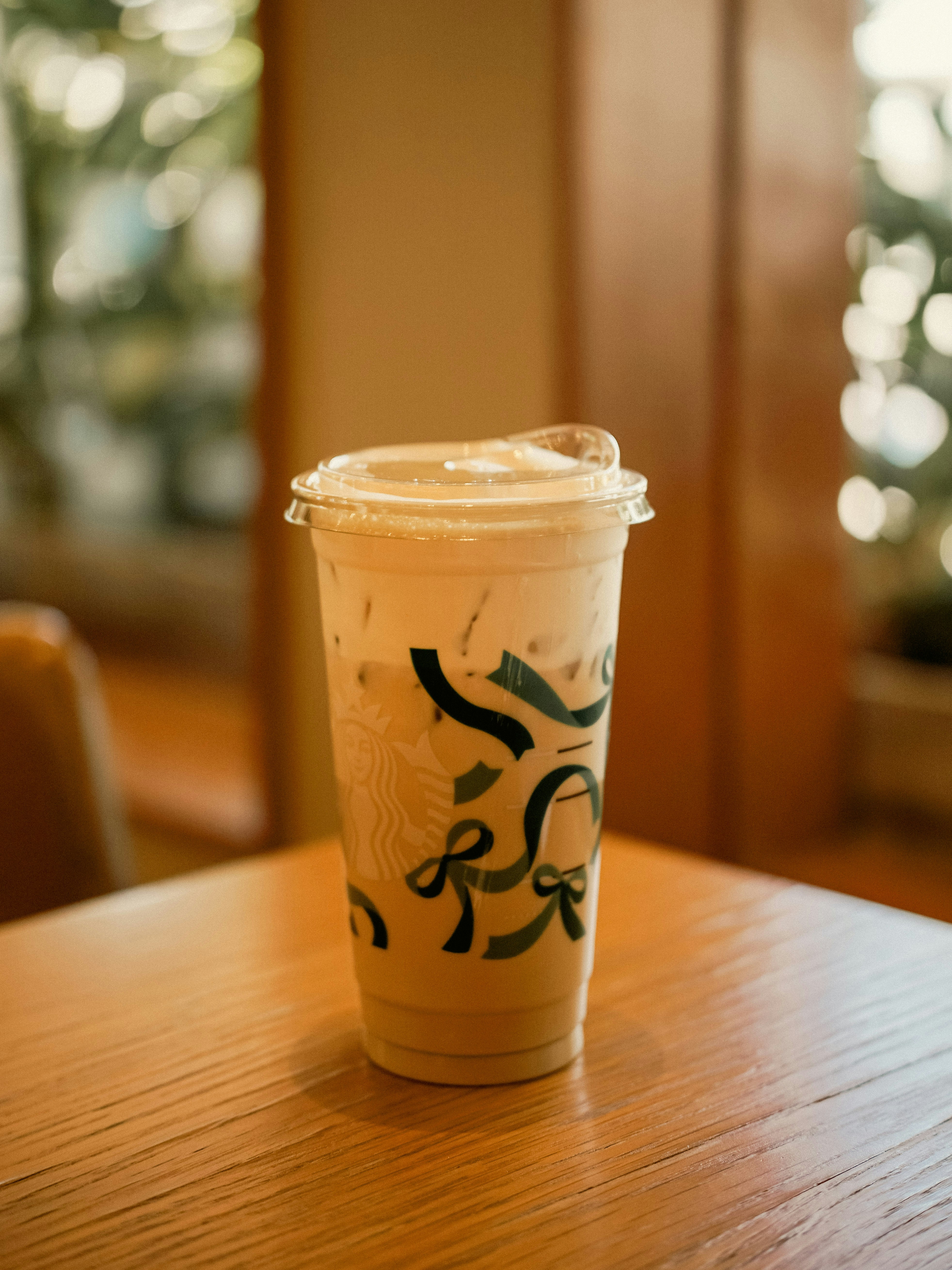 Es kopi dalam cangkir plastik bening di atas meja