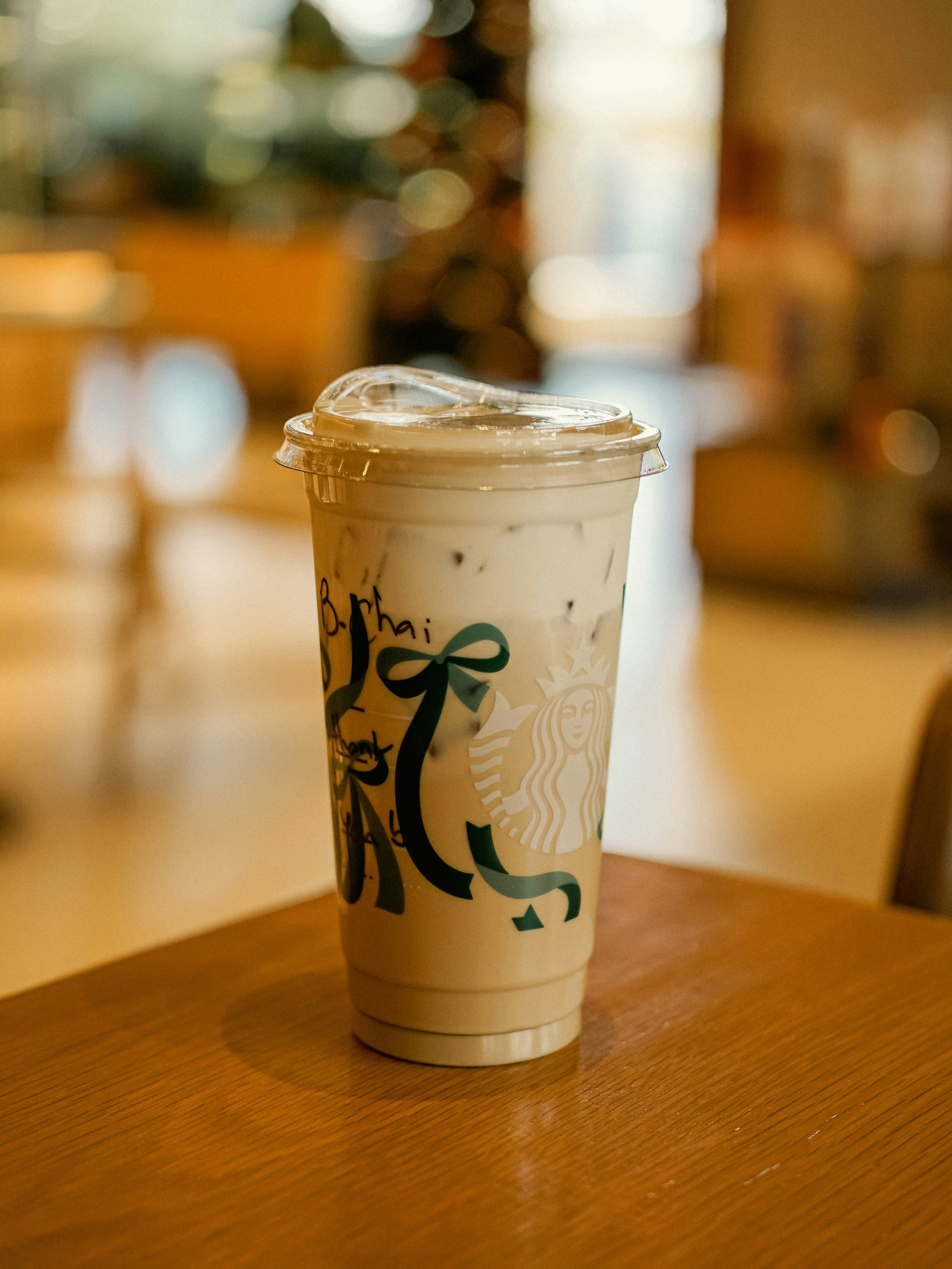 Minuman es kopi dengan logo starbucks di atas meja
