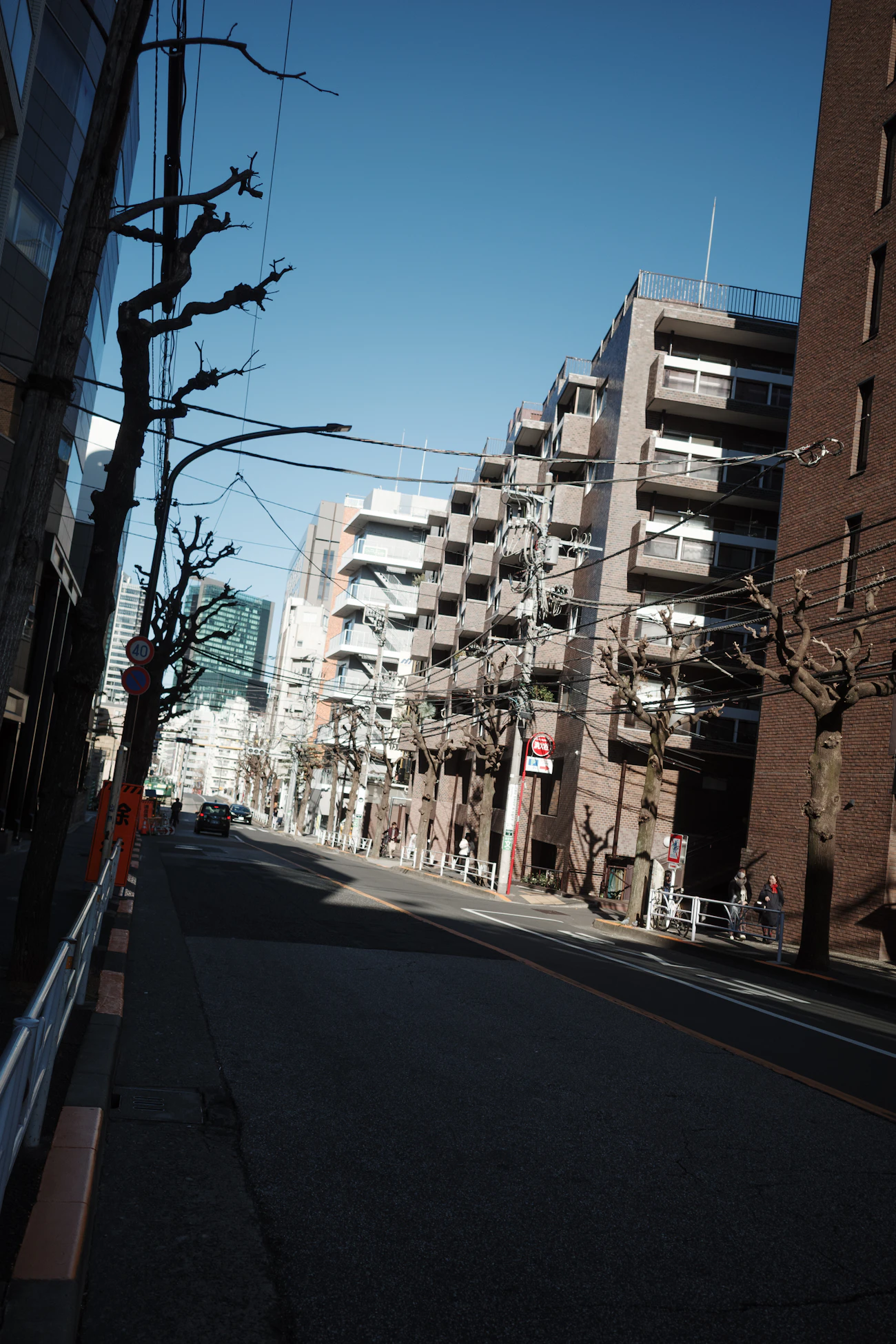 住宅街の道路と集合住宅が並ぶ街並み