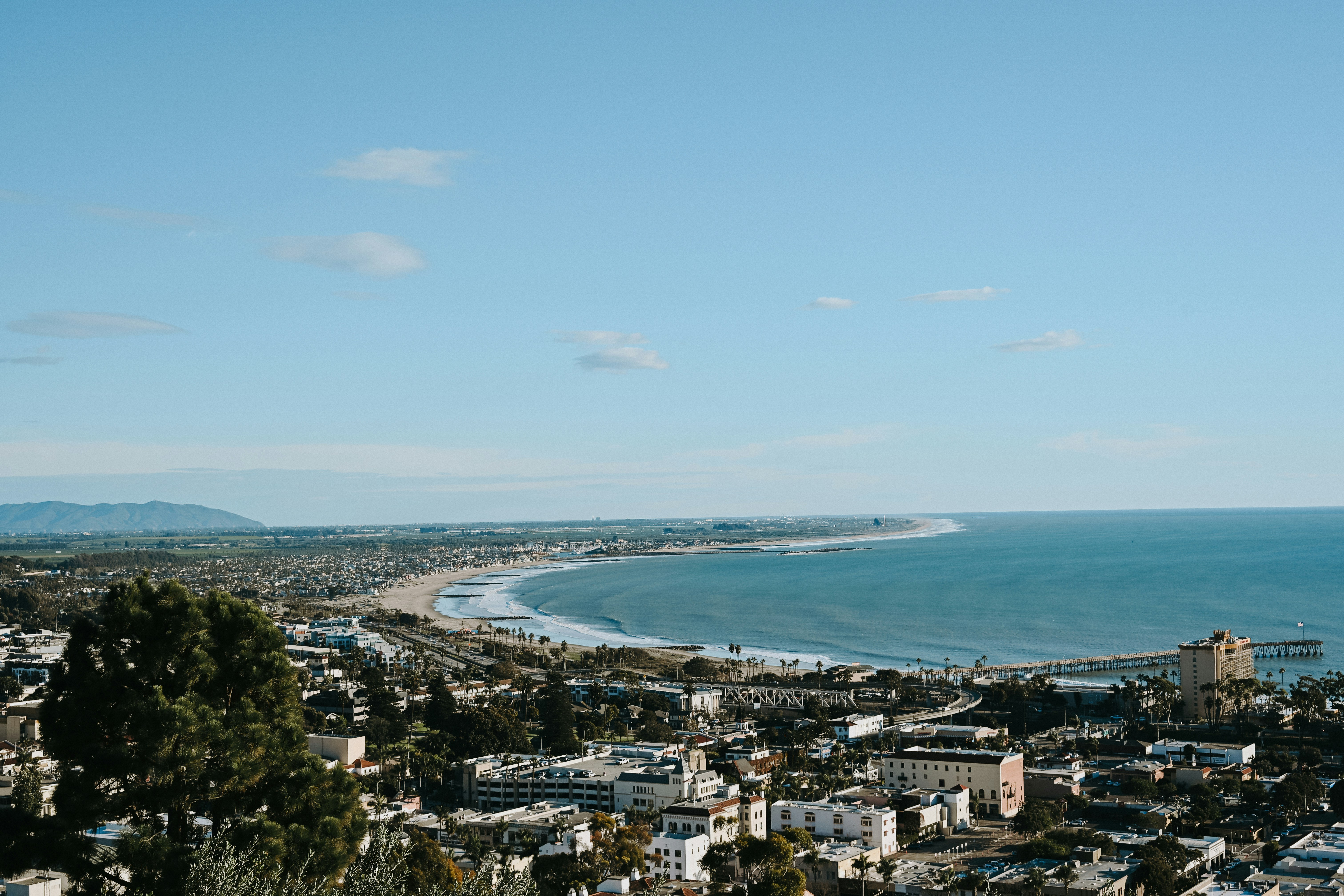 맑은 하늘 아래 바다 전망이 있는 해안 도시