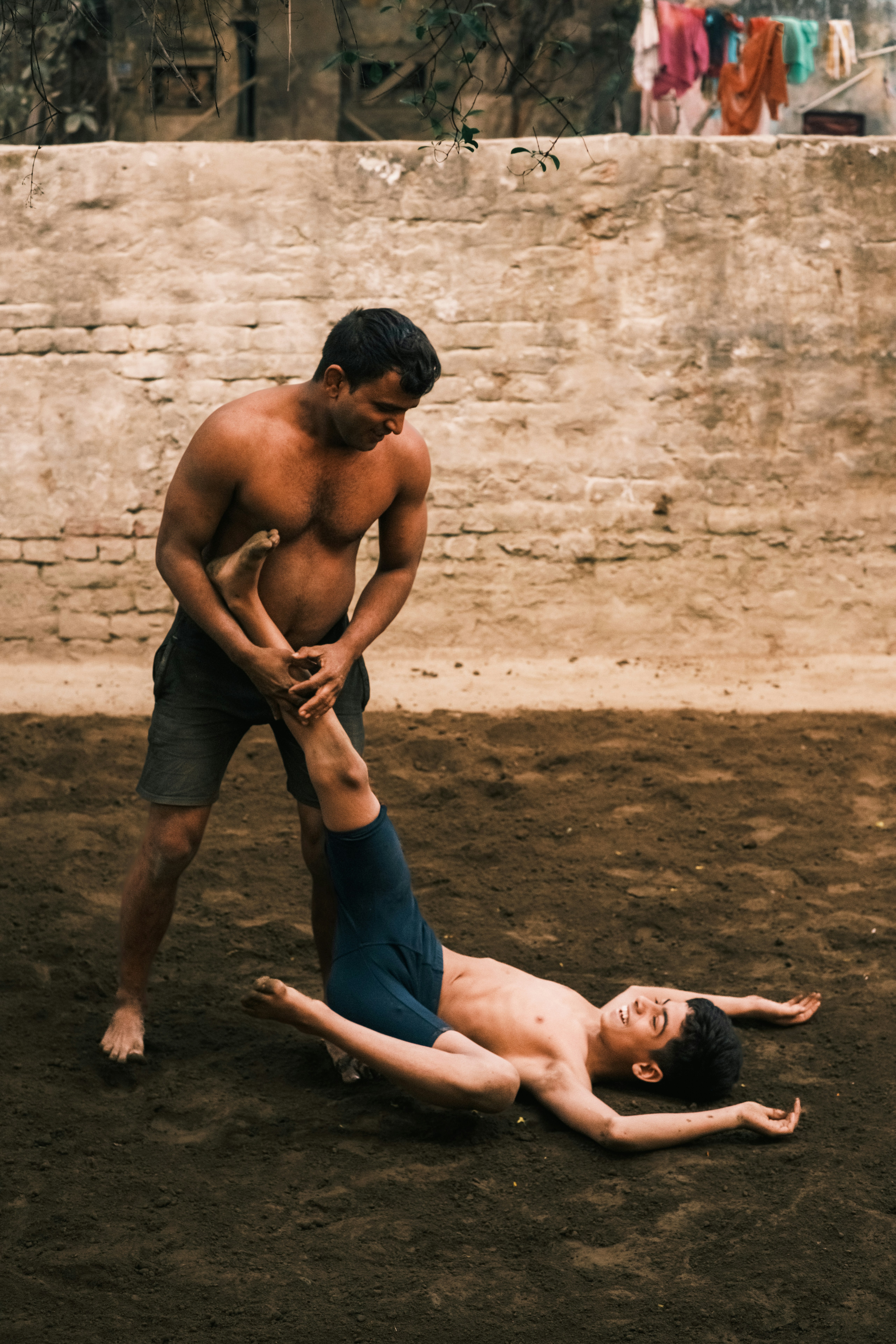 Zwei Männer, die in einer Dirt-Arena ringen.