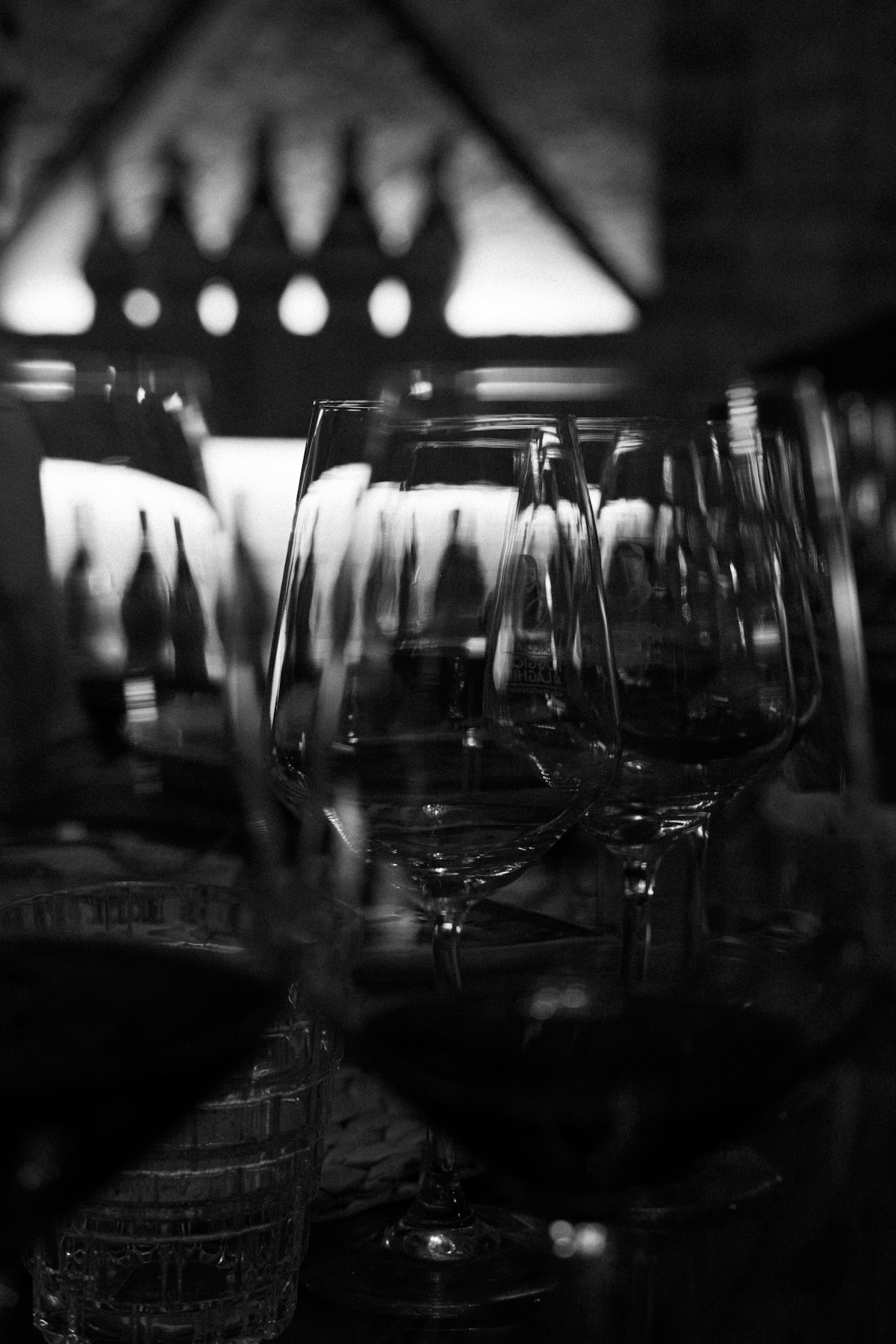 Verres de dégustation de vin dans une salle tamisée