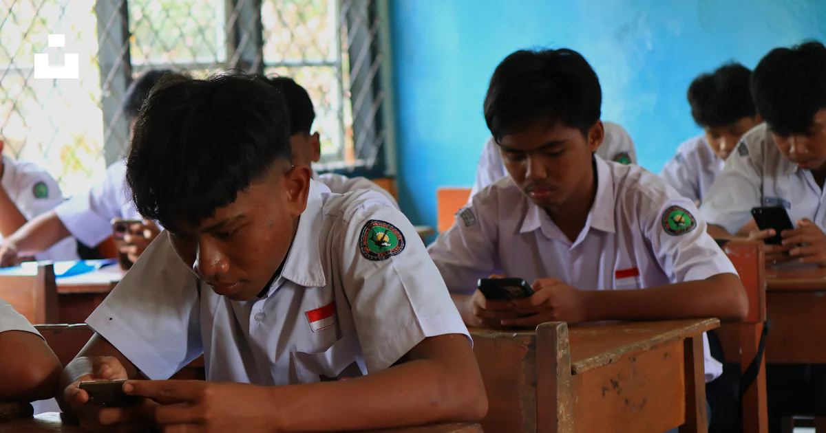 Students Using Phones In Class Students using smartphones in a classroom setting. photo – Free ...