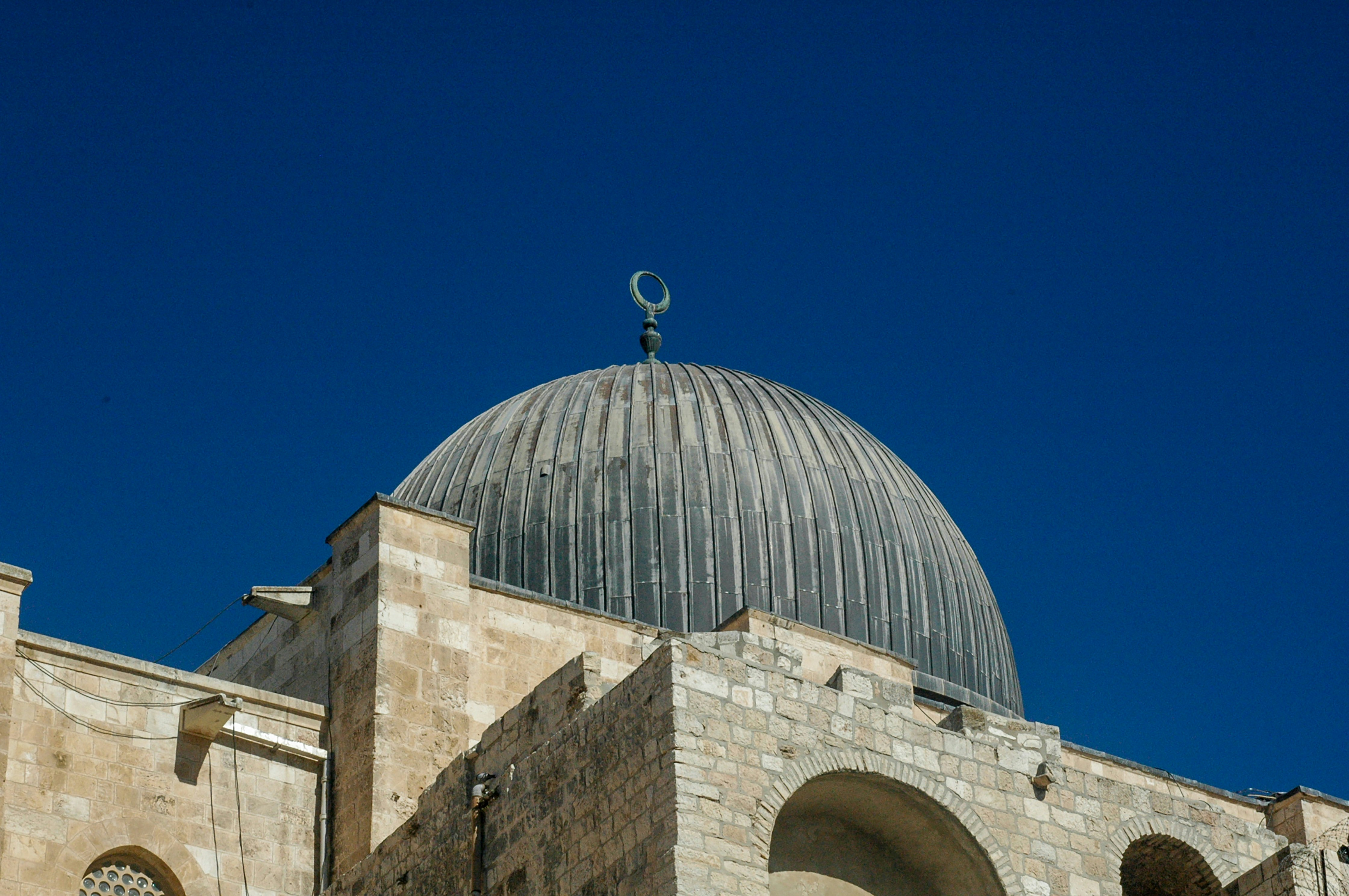 باكستان وسبع دول إسلامية تدين إغلاق إسرائيل لبوابات المسجد الأقصى