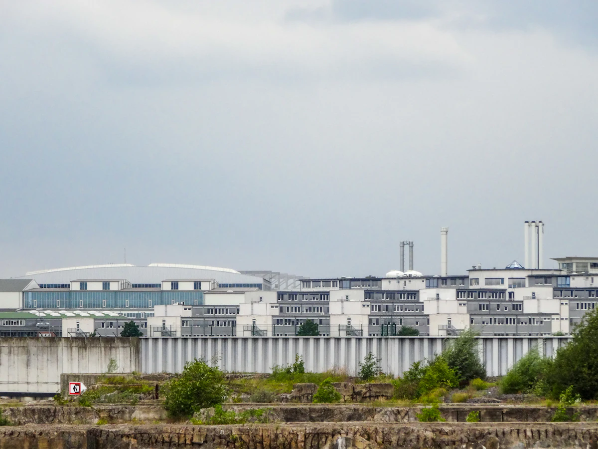 Galpões industriais vistos de fora