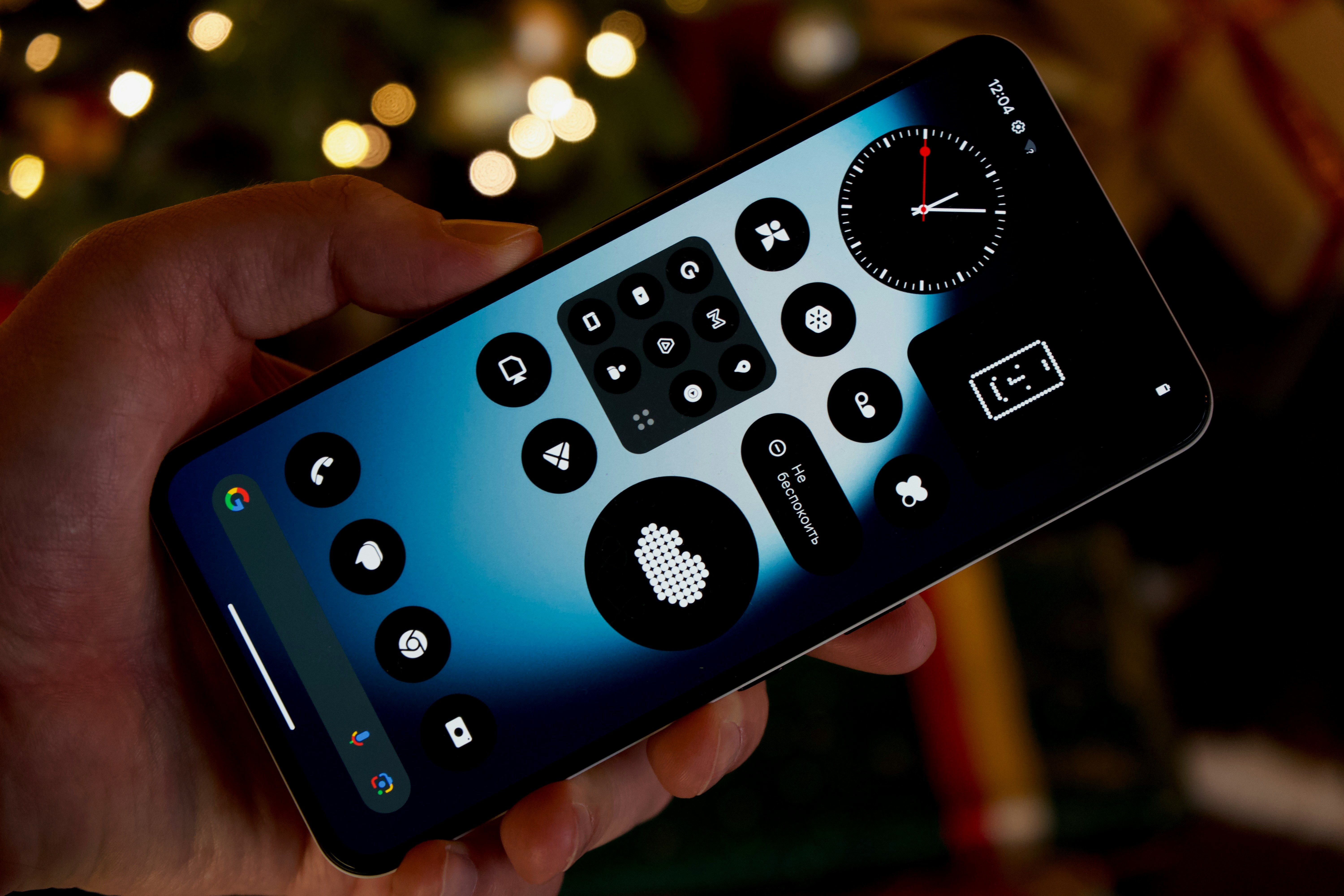 Smartphone de mano con diseño de interfaz abstracto