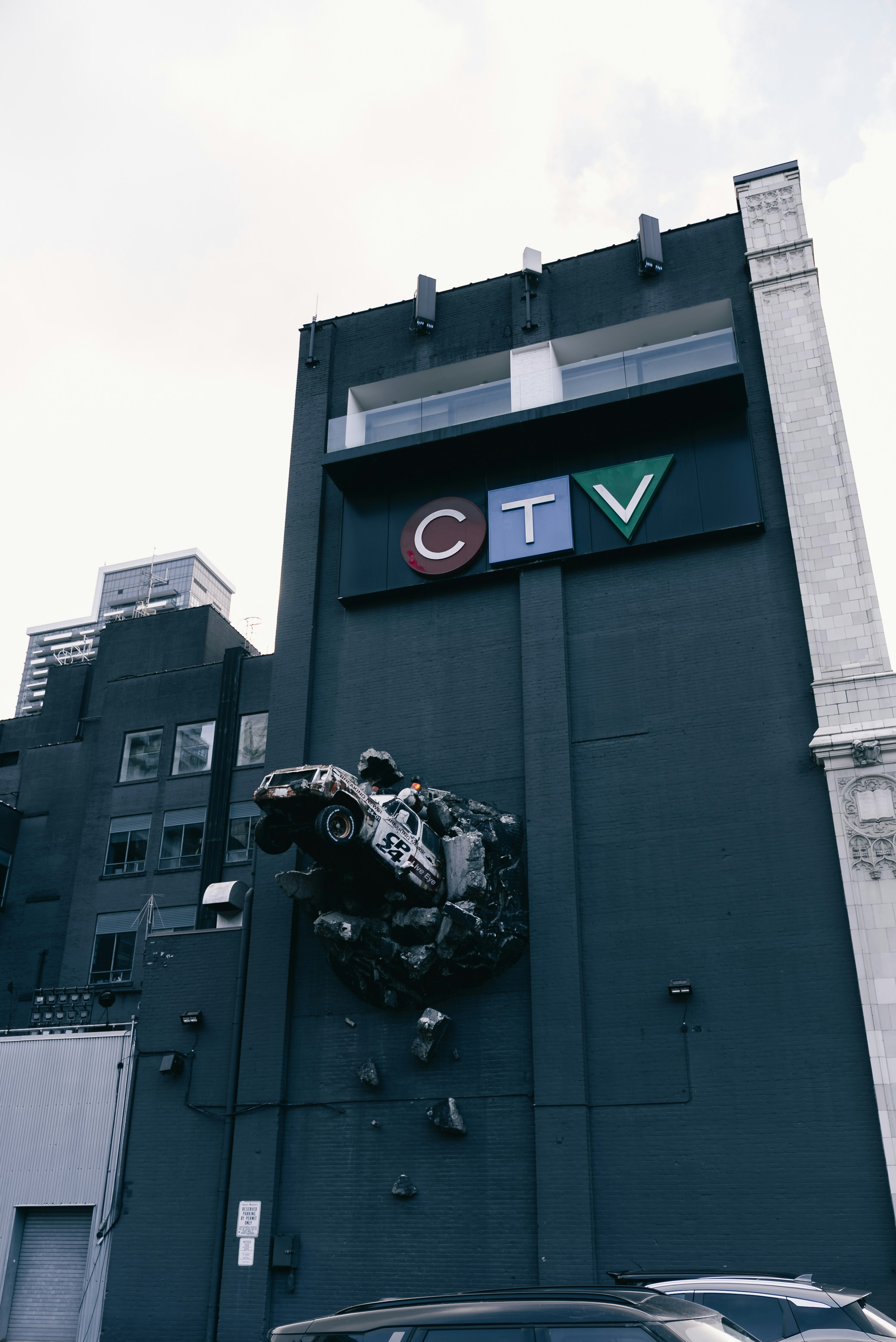 Edificio oscuro con el logo de CTV y escultura metálica