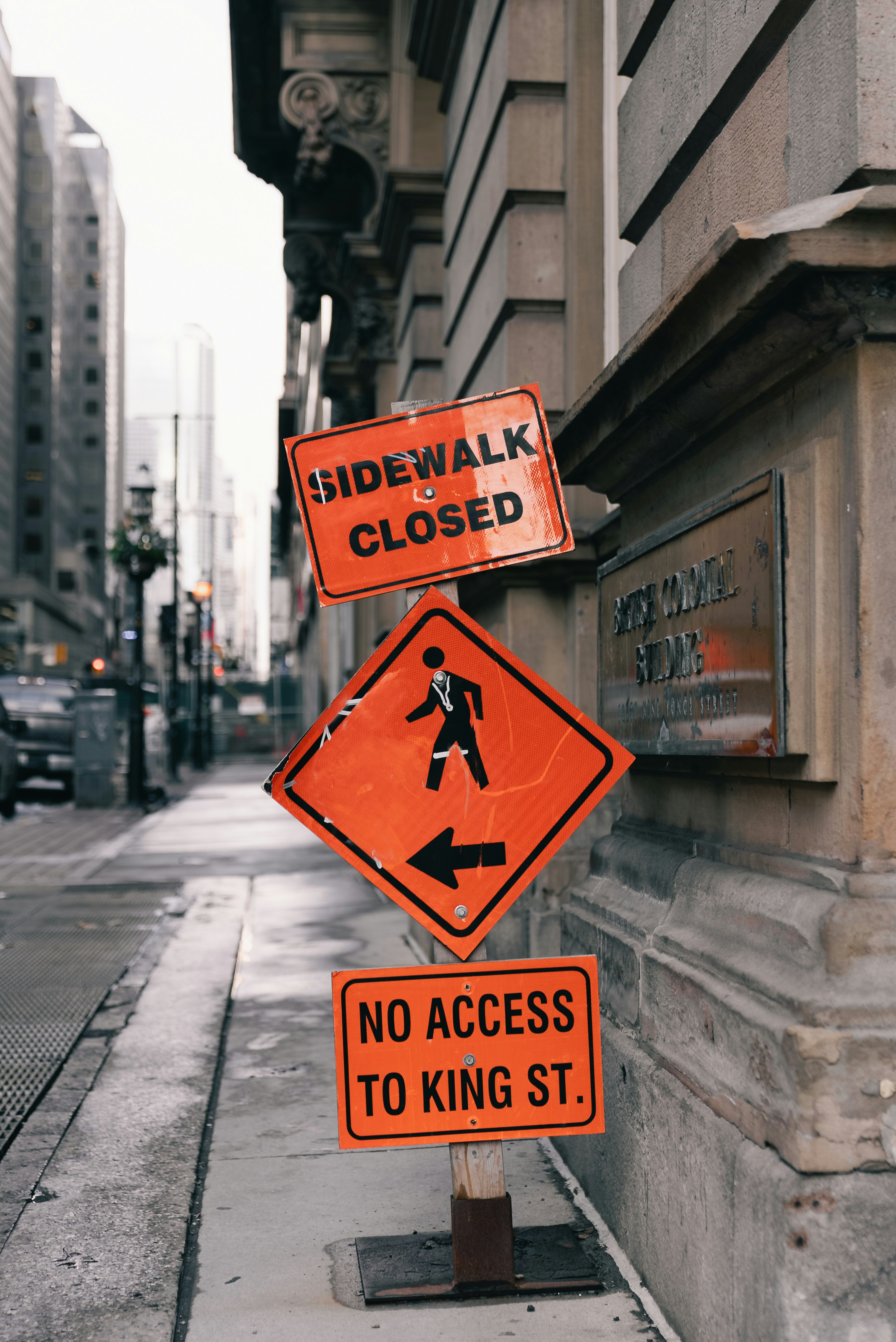 Sidewalk closed, no access to king st.