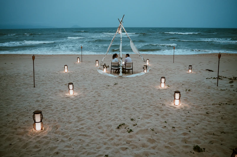 Cena romántica privada en la playa bajo las estrellas