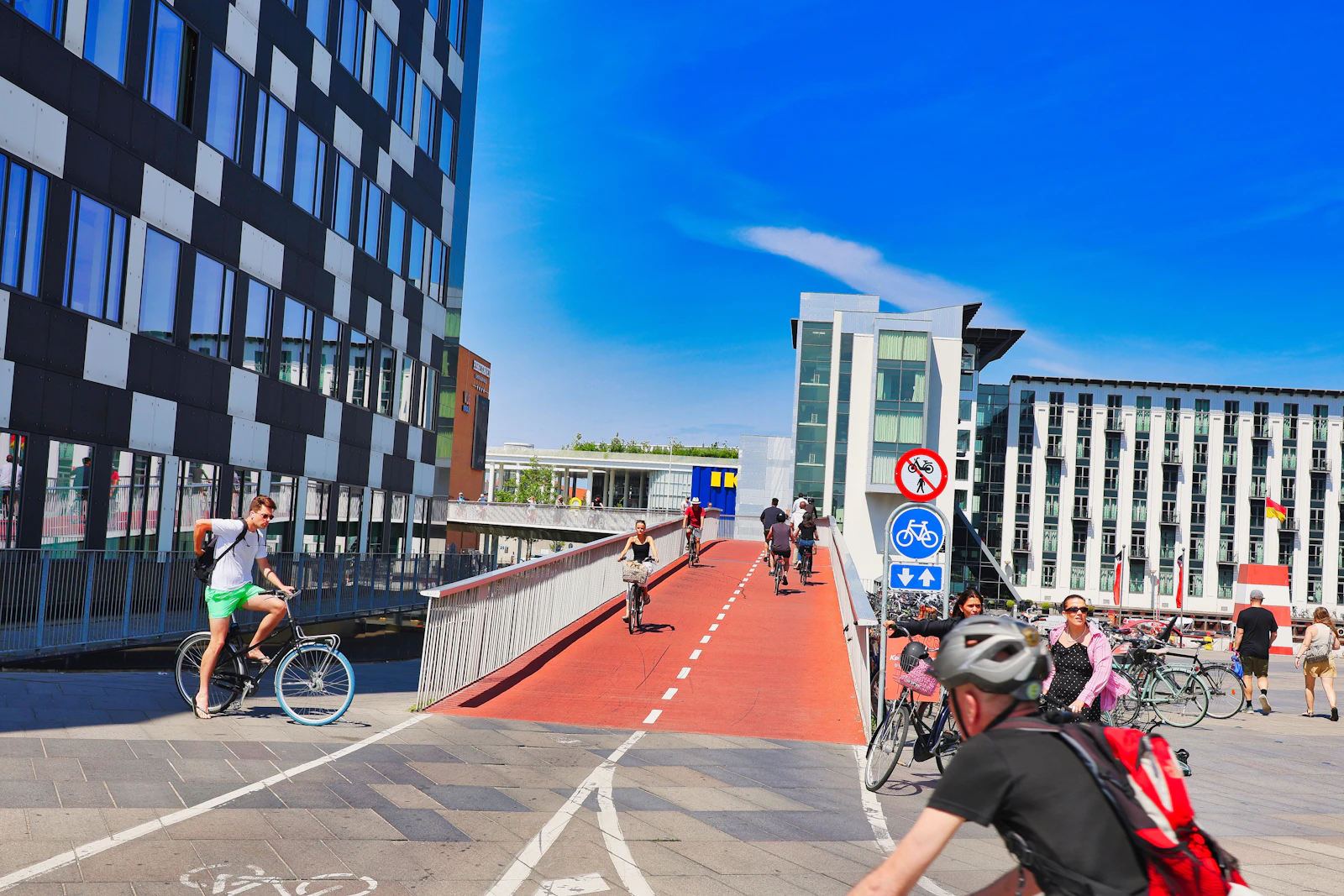 Menschen auf einem städtischen Radweg