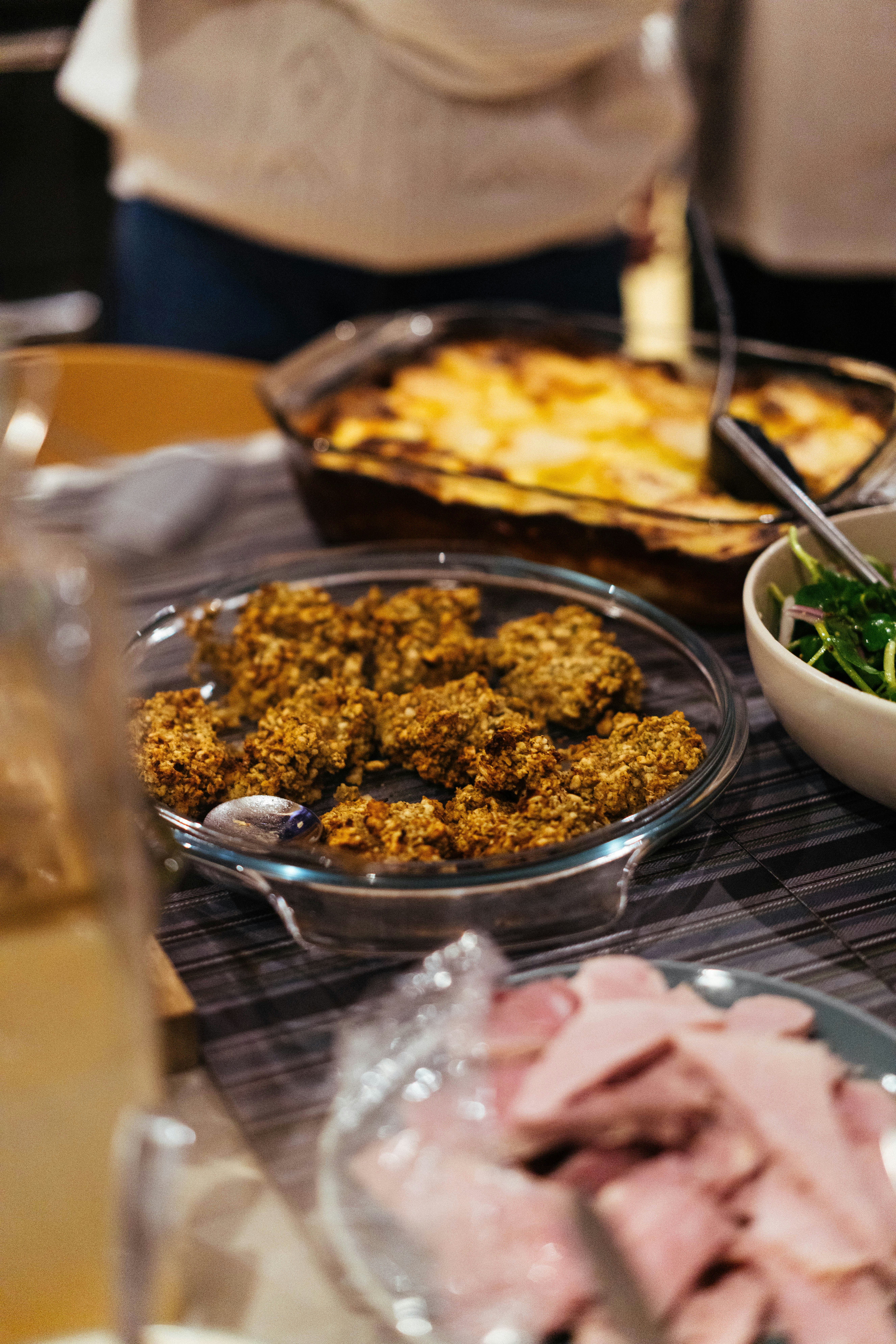 Una variedad de comida que incluía jamón, cazuela y buñuelos