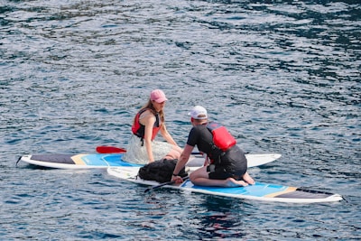Dos personas practicando standup paddle