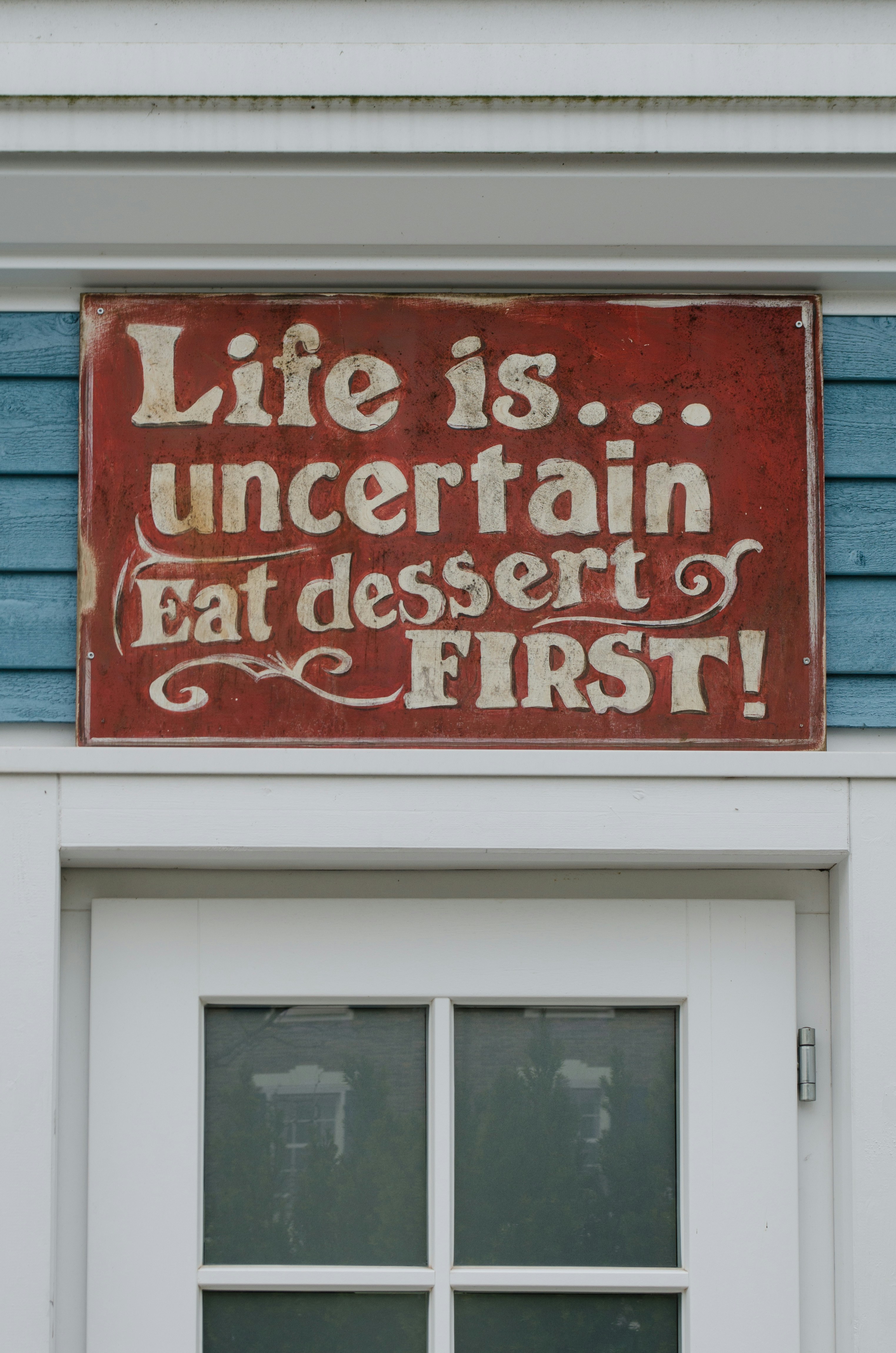 Das Leben ist ungewiss, iss das Dessert als erstes Zeichen.