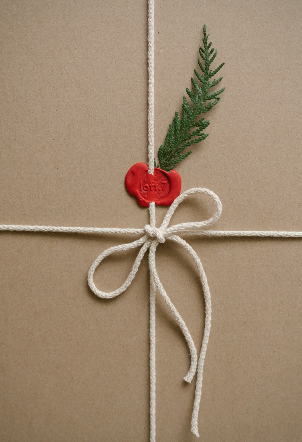 Regalo artesanal envuelto en papel kraft con cordel