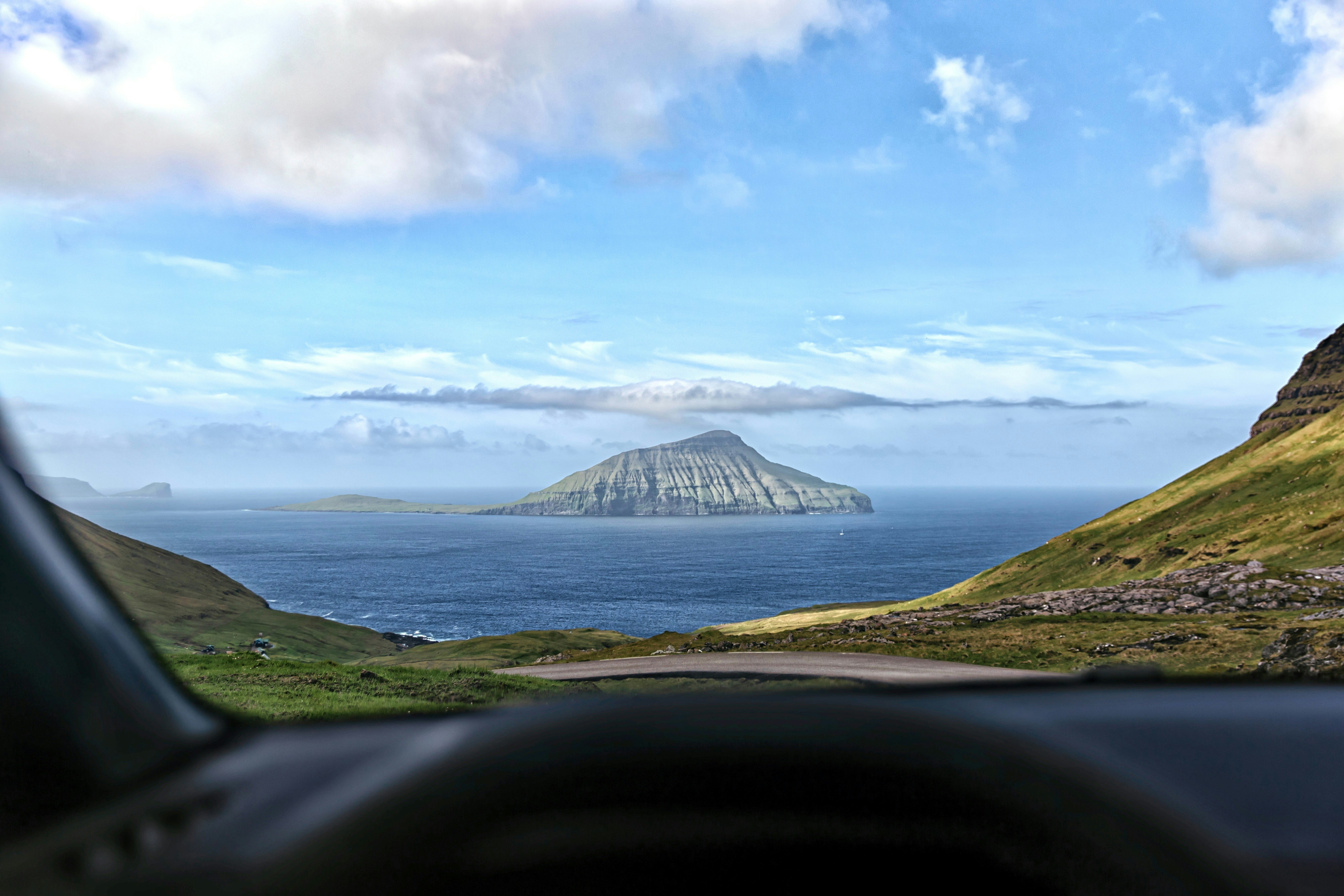 Blick auf eine entfernte Insel von einem Auto aus