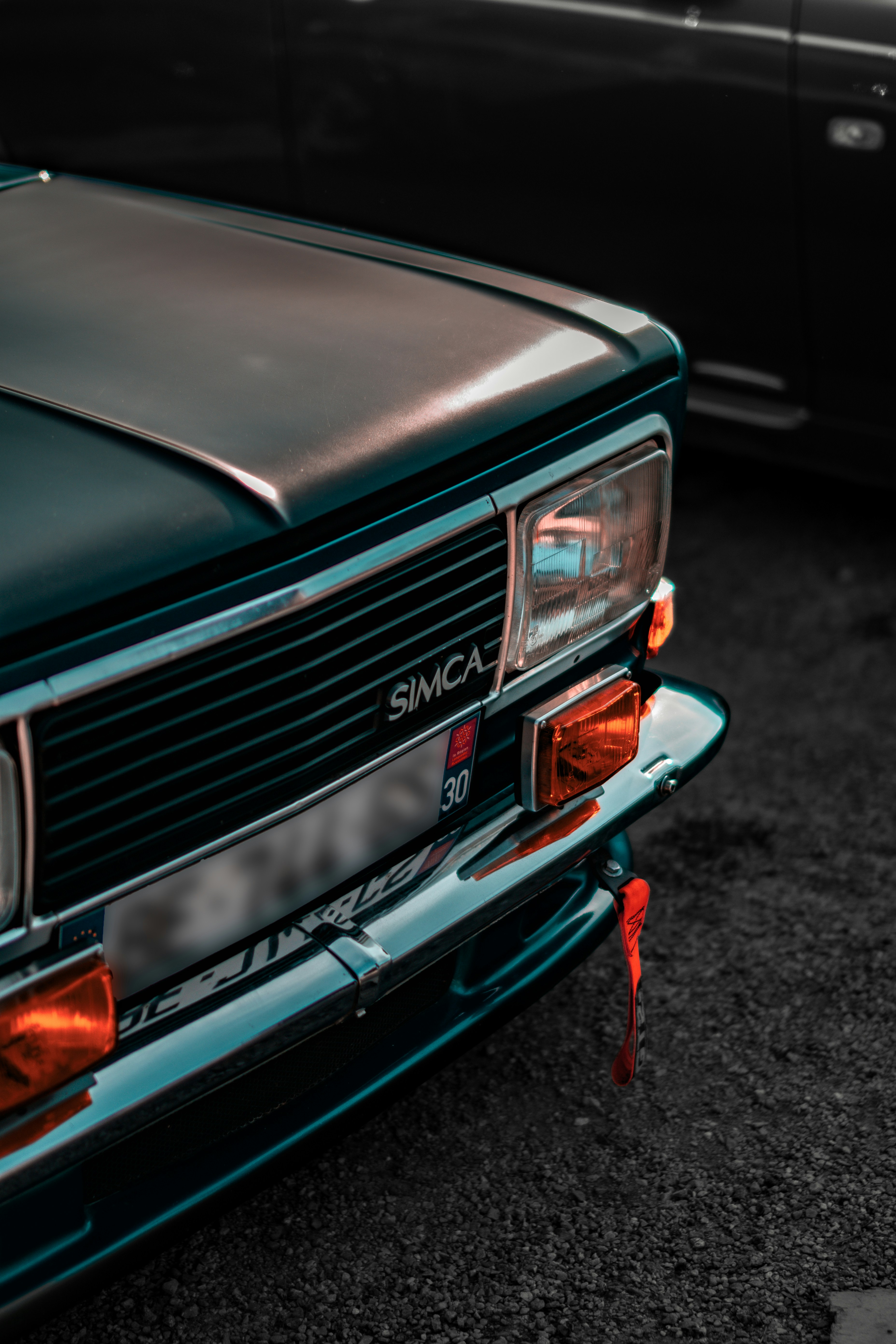 Gros plan d’une calandre et d’une calandre de voiture Simca vintage.