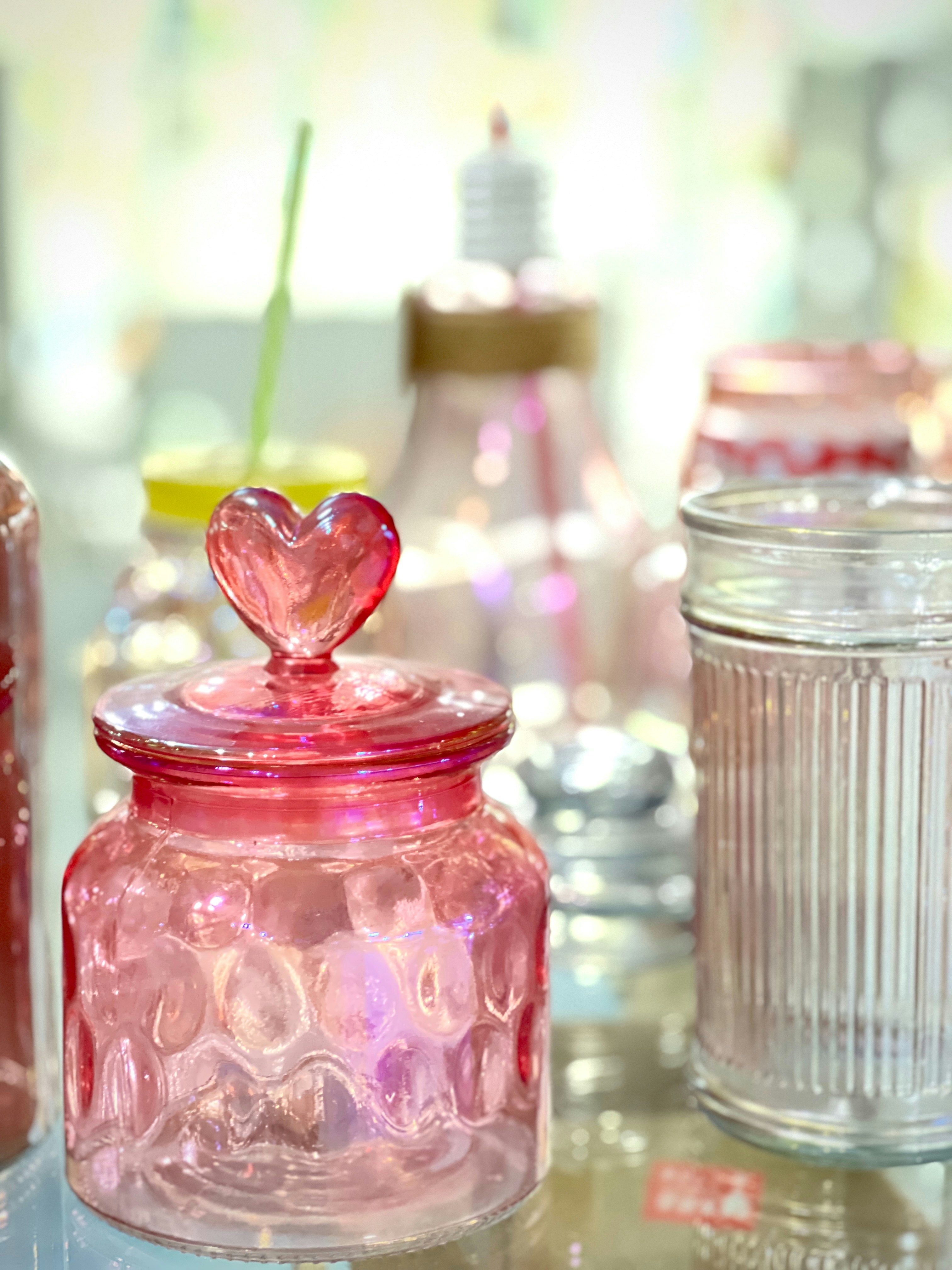Tarro de cristal rosa con tapa en forma de corazón
