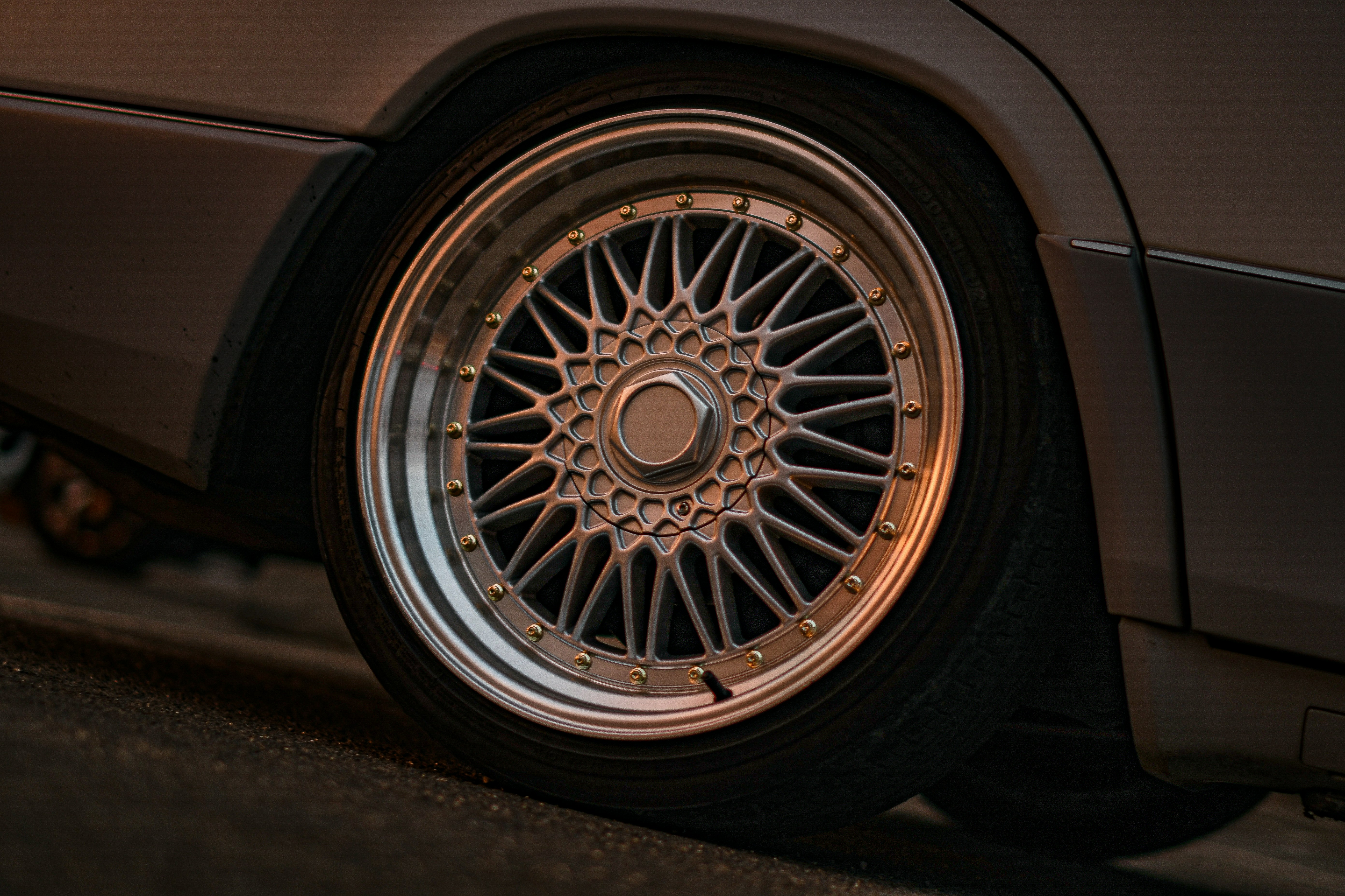 Plan rapproché d’une jante de voiture en alliage argenté