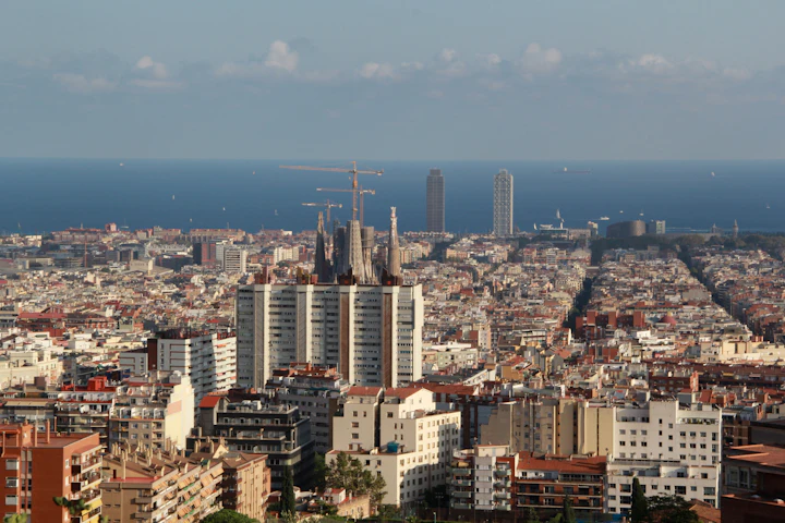 Uitzicht over Barcelona met de Sagrada Família en de zee op de achtergrond