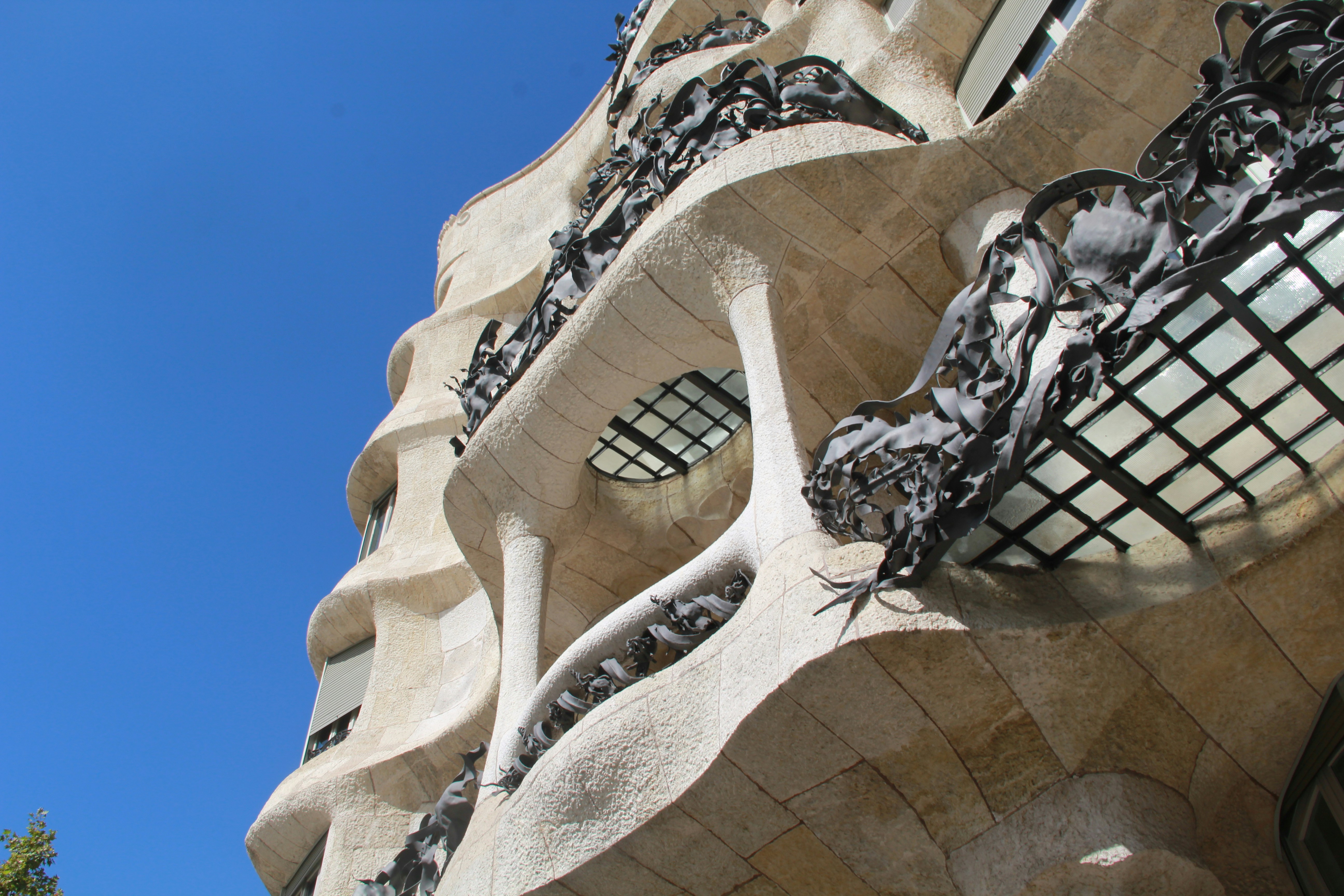 Casa Milà - La Pedrera: Keajaiban Arsitektur Barcelona yang Wajib Dikunjungi
